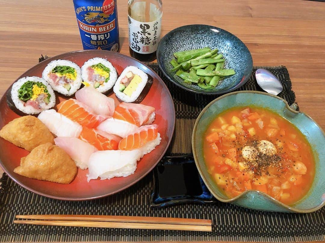 中島浩二さんのインスタグラム写真 - (中島浩二Instagram)「寿司屋の息子の今夜の晩ご飯は、、、  お寿司だすーーーーーー🤣🤣🤣  いやー、今日は夕方じゃんじゃんの後、中島探偵団のロケに城南区の梅林まで行ってたんで、遅くなっただすー😅 で、もう疲れたから、滅多に食べないだすが、まー、3ヶ月に一回くらいの、おうちで寿司だすーーーー🤣🤣🤣  で、そう、スーパーで全部半額だすよ😊 盛り付けで、見えないだすよねー🤣 稲荷寿司が大好きで、巻き寿司も好きで、海鮮巻きも大好きだすー。 握りは、鯛とハマチとサーモンだすー🤣 スープは頂きもの、豆は買ってたものをソテーしただすよー😊 御馳走サマンサだすーーーー🤣 のりのーりー😊😊😊  あー、変なテンション、、、  #お寿司 #スーパーの寿司 #一番搾り糖質ゼロ #トマトスープ #福岡 #えんどうまめ #稲荷寿司 #巻き寿司 #海鮮巻き #握り寿司」10月13日 22時09分 - koji_nakajiii