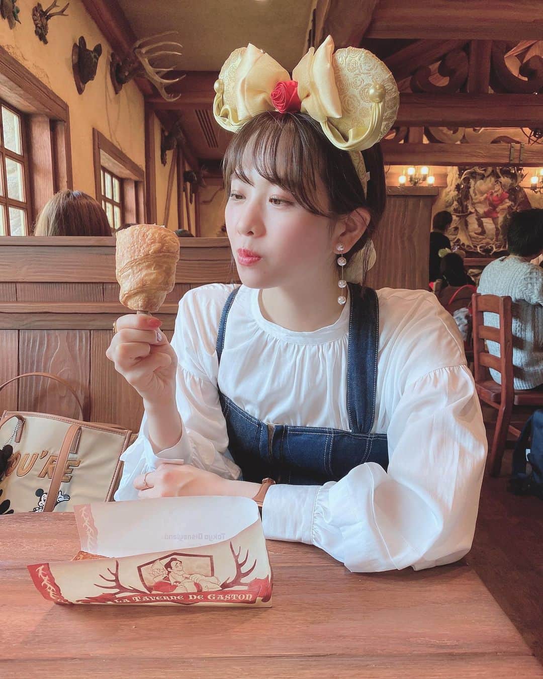 SHIHORINのインスタグラム：「𓂃 𓈒❁⃘  La Taverne De Gaston💪🏻🦌🍗🍻❤️💛  #美女と野獣エリア 🏰🌹 #ニューファンタジーランド に新しくできたレストラン🍽 #ラタベルヌドガストン にも行ってきたよ☺️♡  よく見ると後ろにガストンの絵が😳🖼✨  メニューは全部食べたかったけど 胃もたれを恐れて← #ビッグバイトクロワッサン 🥐 #ハンターズパイ 🥧 を頼みました🤤❣️  どっちもパイがサクサクで食べ応えがあって美味しすぎた🤤🍗 個人的にハンターズパイが好き🥧 中にとろとろのビーフシチューが入ってて美味しかったな〜🤤  2枚目は美味しくて幸せ〜〜な顔☺️☺️☺️  奇跡的に予約が取れたら 次は食べてないメニューも頼みたい🥺🍽✨  #shihorin__disney  #disney #disneyland #tokyodisneyland #tokyodisneyresort #newfantasyland #latavernedeguston #disneyfood #disneybound #beautyandthebeast #ディズニー #ディズニーランド #東京ディズニーランド #東京ディズニーリゾート #ディズニーバウンド #ベルコーデ #ベルバウンド #町ベル #ガストン #ディズニーフード #パークフード #美女と野獣 #美女と野獣グッズ」