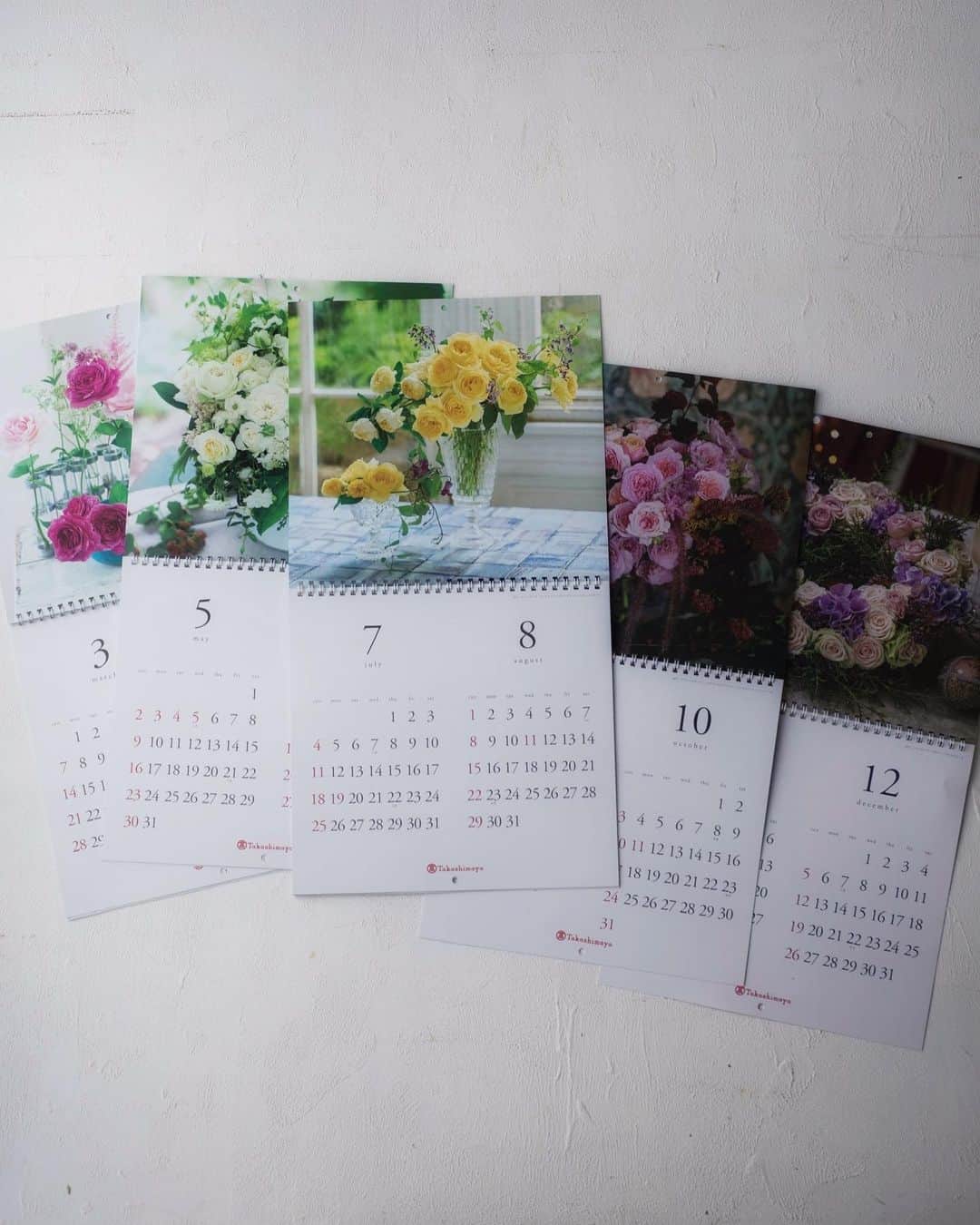 増田由希子さんのインスタグラム写真 - (増田由希子Instagram)「I did flower styling for Takashimaya Department Store’s original calendar. And this was chosen as a gift to give to customers at Takashimaya Department Store in Thailand. I'm so happy!  Photo by Shigeki Kuribayashi Flower styling by me #calender2021 #rose #roses ＜お知らせです＞ 高島屋様「ばらのカレンダー2021」のフラワースタイリングを担当させていただきました。撮影は、フォトグラファーの栗林成城さん。そして、このカレンダーは、高島屋タイ・バンコク店のノベルティにも選ばれました。 ・ ・ ＜高島屋様より＞ イメージフラワーである「ばら」をテーマに、昭和 36 年(1961 年)から販売 をスタートした「ばらのカレンダー」は、 発売から半世紀以上もの間、毎年ご購入くださるリピーターの絶 えない、人気のカレンダーとして定着してまいりました。日々の暮らしのなか、 美しいばらを愛でることで、明るい気持ちになっていただけたら という思いで本年も販売いたします。  ・ ・ 名称: 「ばらのカレンダー」 販売価格: 300円 (税込み)  サイズ: H約24cm×W約25.5cm  高島屋様友の会カウンターにて販売（友の会非会員の方もお買い求めいただけます） ・ <発売日> 10/14（水）～ 大阪店、堺店、泉北店、洛西店、岡山店、米子店  10/21（水）～ 日本橋店、横浜店、玉川店、新宿店、立川店、大宮店、柏店、高崎店、岐阜店  10/28（水）～ 京都店  10/29（木）～ JR名古屋店」10月13日 22時11分 - nonihana_