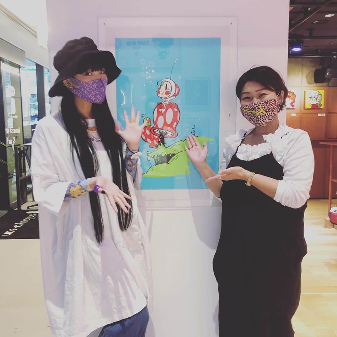 田中秀幸のインスタグラム：「田中展開催中！ご来場頂きありがとうございます😊 @shibuyasan_  #illustration #art #daoko #shibuya #渋谷 #haruka #bustagroove #誰かが見ている ＃ジェネ犬」