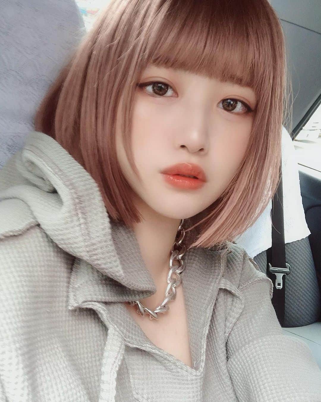 美月リカのインスタグラム：「髪伸びた😊  カーキすきです」