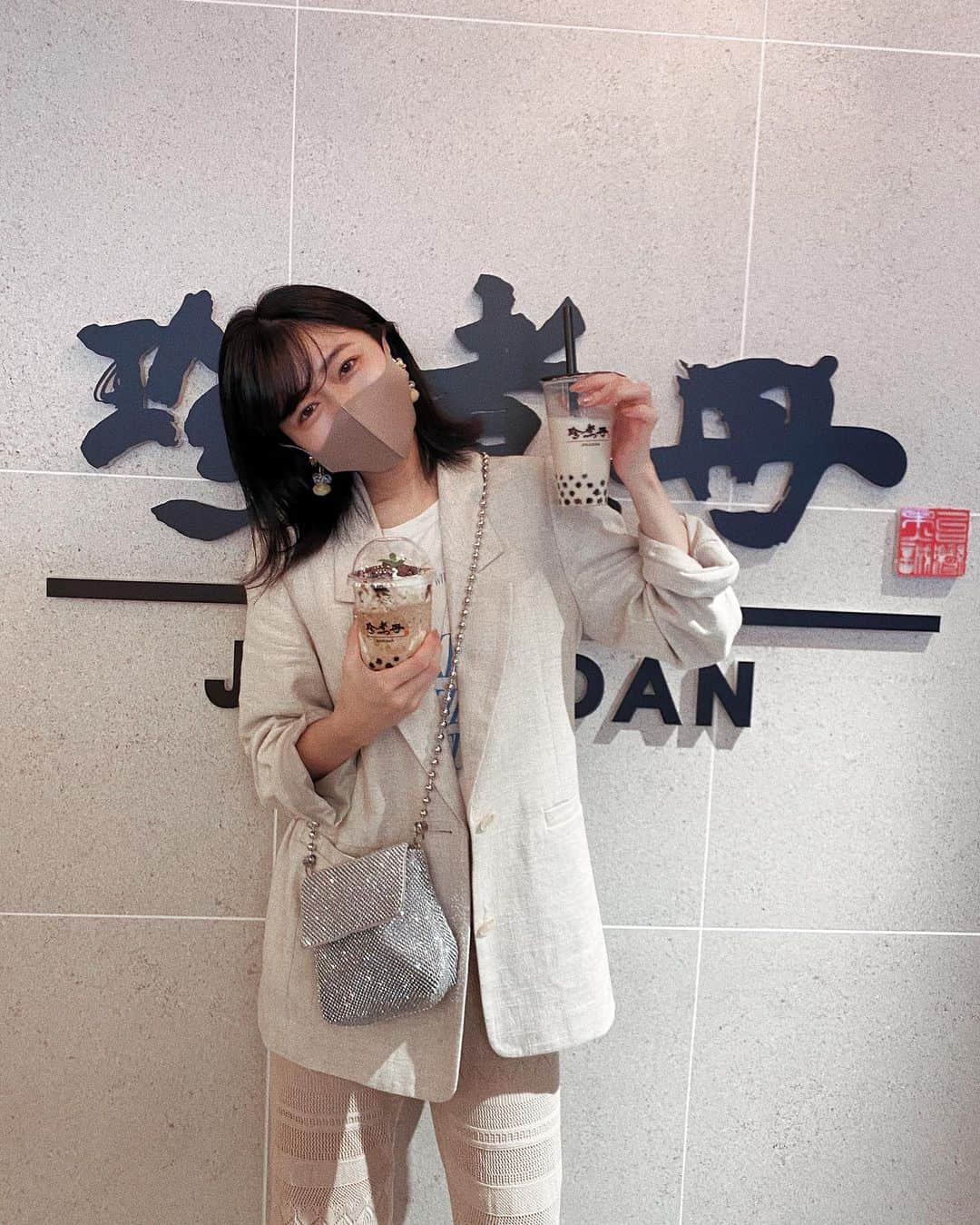 中島奈津希さんのインスタグラム写真 - (中島奈津希Instagram)「🤍🥤🤍﻿ ﻿ ﻿ ﻿ ﻿ ﻿ ﻿ 髪の毛切る前の写真🤳🏻﻿ (髪型について問い合わせありがとうございます🥺﻿ また載せるね💇🏻‍♀️❤️)﻿ ﻿ ﻿ ﻿ ﻿ ﻿ 質問BOXに私服も見たいと頂いていたので﻿ 久しぶりにコーデ🤍﻿ ﻿ ﻿ Tshirt.pants/#priveve ﻿ jacket/#moussy ﻿ bag/#casselini ﻿ sneaker/#pivotdoor ﻿ ﻿ ﻿ ﻿ ﻿ ﻿ 今年は夏服を着る機会が少なかったから﻿ マウジーのジャケットを羽織って﻿ 秋まで夏服を着てるの！！﻿ ﻿ ジャケットはお尻がすっぽり隠れるから﻿ 少しでもスタイルアップして見えるように﻿ Tシャツをインしたよ♡﻿ 自己満足レベル、、、笑﻿ ﻿ ﻿ ﻿ ﻿ ﻿ ﻿ ﻿ そしてね！！！﻿ ストーリーでアップした#タピオカ 🥺❤️🥤﻿ ﻿ #渋谷109メンズ館 にある﻿ ＂#珍煮丹 ＂っていう台湾のタピオカ屋さんなのだけど、﻿ 無添加で、日本の店舗はミルクも北海道から取り寄せてる生ミルク？らしい🥺❤️﻿ ﻿ 飲んだ時のミルク感も凄いし、﻿ タピオカもモチモチでとっても美味しかった🥺❤️﻿ 109メンズ館にこんなお店があるの知らなかったし穴場な気がする！！﻿ これから渋谷に行ったら通ってしまいそうだ🤭❤️🥤﻿ ﻿ 因みに、私が飲んでるのは渋谷店限定の﻿ #ティラミス 🥤❤️﻿ ﻿ ☁️☁️☁️☁️☁️☁️☁️☁️☁️☁️☁️☁️☁️☁️☁️☁️﻿ #code#coordinate#fashion ﻿ #truedan#タピオカミルクティー#渋谷　﻿ #miyashitapark#カフェ#カフェ巡り　﻿ #おなつコーデ」10月13日 22時14分 - nakajima_natsuki