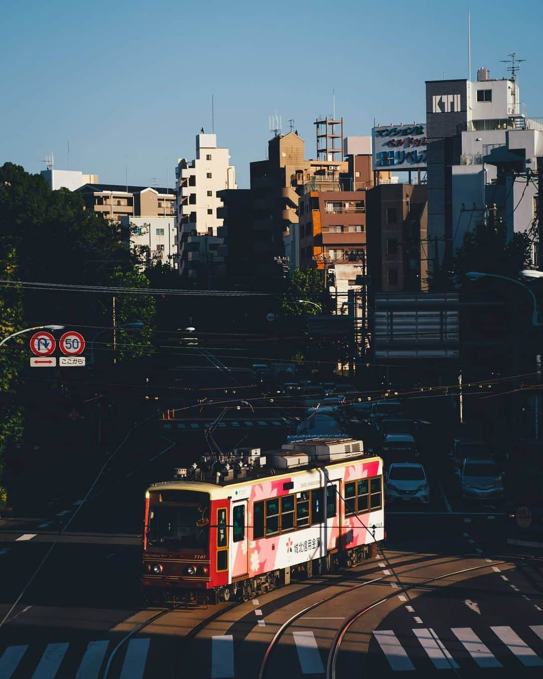 Takashi Yasuiさんのインスタグラム写真 - (Takashi YasuiInstagram)「都営交通の撮影をしました。特に目的地を決めずに東京のまだ行ったことのない方へ向かってみた。  ものの数十分電車やバスに乗るだけで、知らない街の新鮮な風景に出会えるのだなと。当たり前かもしれないけど、これって素敵なことでは。#tokyotoei @toeitransportation_official」10月13日 22時15分 - _tuck4