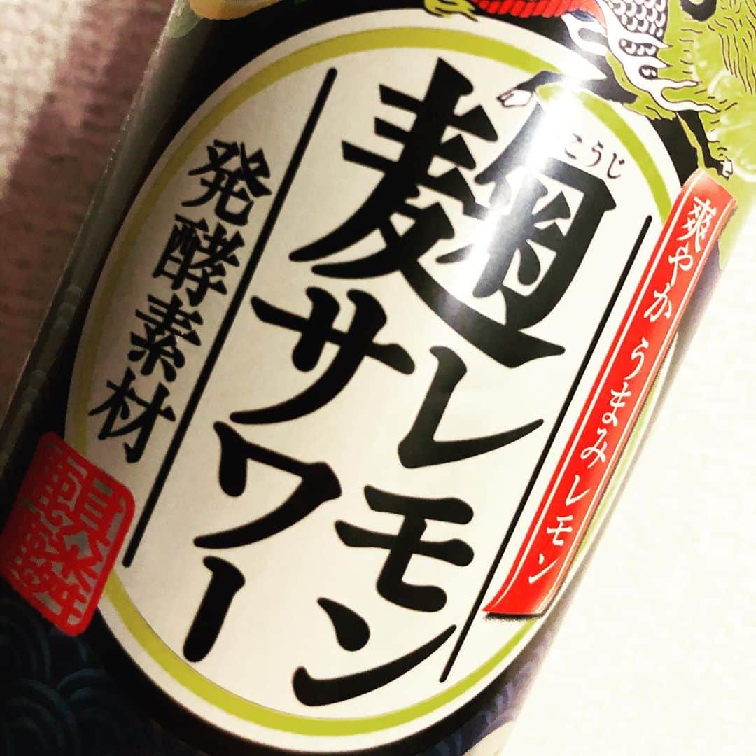 渡部幸也のインスタグラム：「CMと広告のヘアメイクを担当させていただいた【 @kirin_brewery 】KIRINさんの商品を、AEONで見つけたので買ってみました🍋 レモンの爽やかなサッパリした味が、どんな食事にも愛称良さそうで、美味しくいただきました✨ 食事のお供にも晩酌にもオススメです🤗  #ヘアスタイル #ヘア #髪型 #ヘアカタログ #ヘアセット #くせ毛風パーマ #透明感カラー #キリン麹レモンサワー レモンサワー #恵比寿美容院 #代官山美容室 #代官山美容院 #美容学生 #中目黒美容師 #代官山美容師 #恵比寿美容師 #中目黒美容室 #中目黒美容院 #恵比寿美容室 #サロンモデル #中目黒ランチ #恵比寿ランチ #riLLa #中目黒 #代官山 #恵比寿 #猫 #ar_magazine #murua #riLLa中目黒  #猫のいる暮らし」