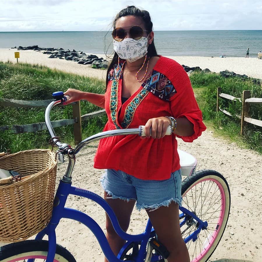 マップトートのインスタグラム：「Hey I'm Madeline! I've been working at Maptote for about 3 years now. Day to day you can find me managing our social media accounts, emailing with stores, organizing/managing wholesale orders and doing lots of other odds and ends here. Which I love...everyday is different. If you are one of our wholesalers, you've definitely received an email from me 😉 I also love going to pop-up markets and trade-shows to meet customers and buyers IRL. I am missing that part of the job so much this year!⁠ When I'm not working you can find me crafting or helping run my family's small boutique (don't worry we carry Maptote, too). My favorite crafts this year have been indigo dyeing and experimenting with floral arranging. I'm happy to have been able to spend time with my family in Pennsylvania during these past few months, as it has given me lots of time to convince my dad to vote for the first time! Woohoo!」
