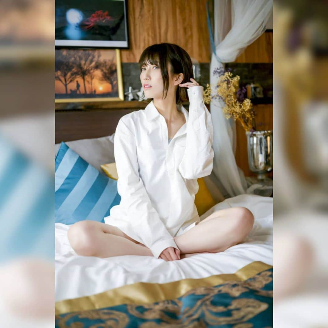 板野優花さんのインスタグラム写真 - (板野優花Instagram)「Photo by @syuwa02 ちゃん ・ かわいい女の子にもなりたいけど かっこいい女の子にも憧れる今日この頃 ・ #ポートレート #関西モデル #サロンモデル #彼シャツ #カメラマンさんと繋がりたい #美容師さんと繋がりたい #有名になりたい #イベントmc #関西タレント #ポートレート好きな人と繋がりたい #太もも #ポートレートしま専科 #スタジオ撮影 #夢を叶える  #好きな仕事で生きていく #家具コーディネート」10月13日 22時27分 - yuka_itano