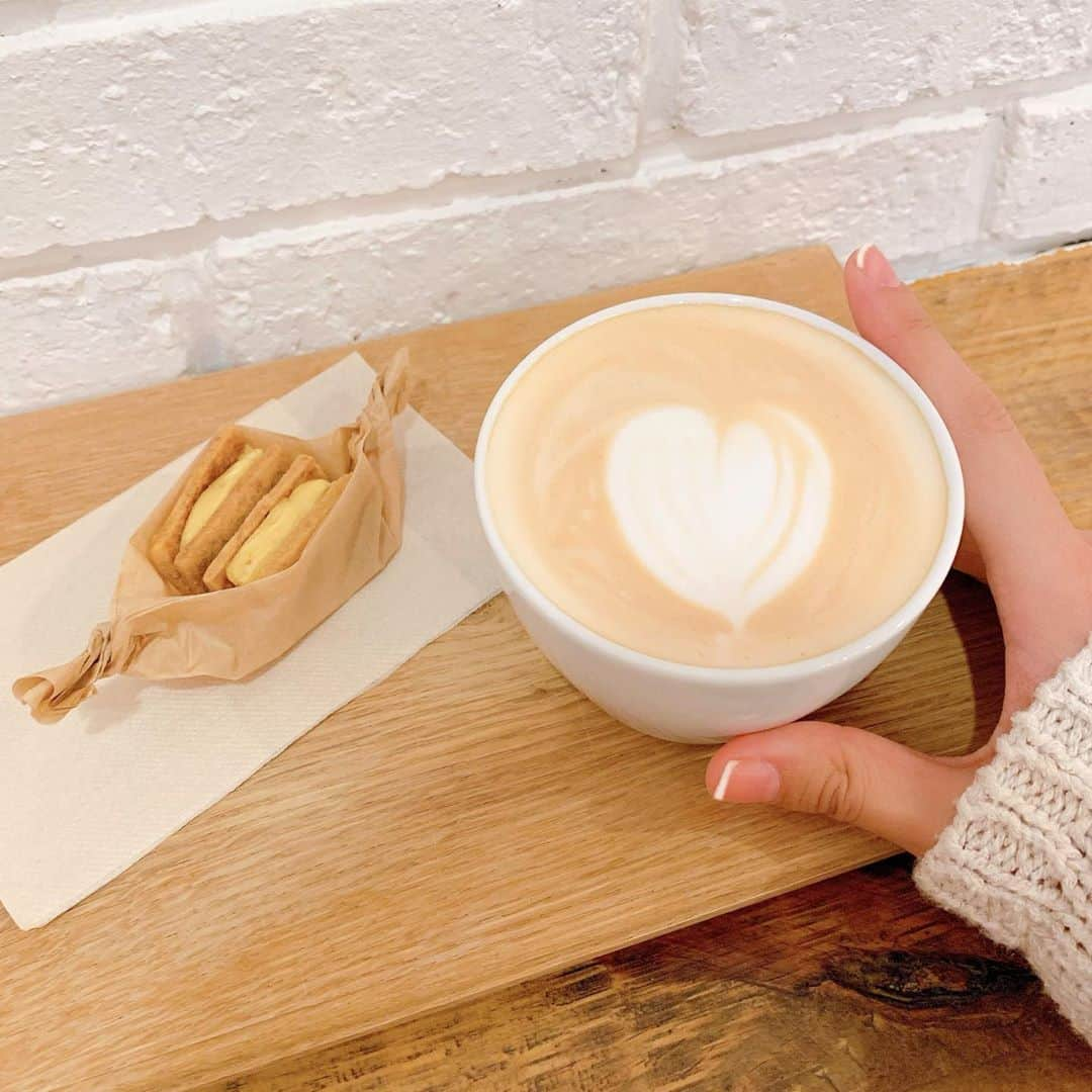 Sayakaのインスタグラム：「* ホットが美味しい季節☕️🍂 新作のお菓子のコーヒーバタークリームサンドも美味しかった🤤💕 . . #cafe #tokyocafe #mightystepscoffeestop  #sayakas_favorite #カフェ #カフェ部 #カフェ巡り #東京カフェ #マイティステップスコーヒーストップ」