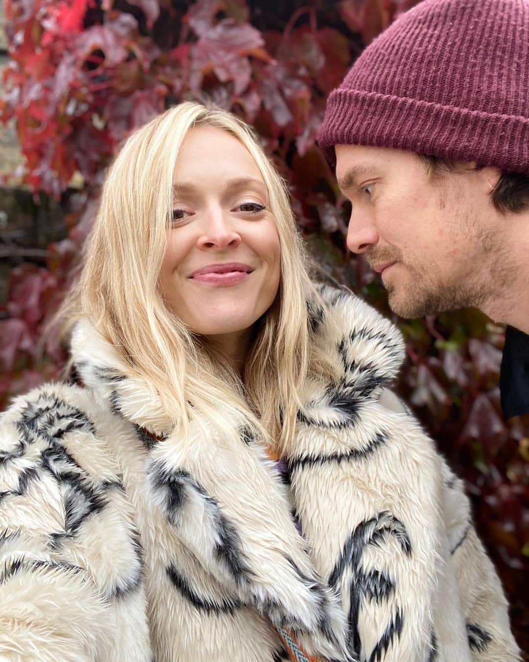ファーン・コットンのインスタグラム：「Walking and chatting in the rain with this lovely man @jessejameswood 🍂🍁」