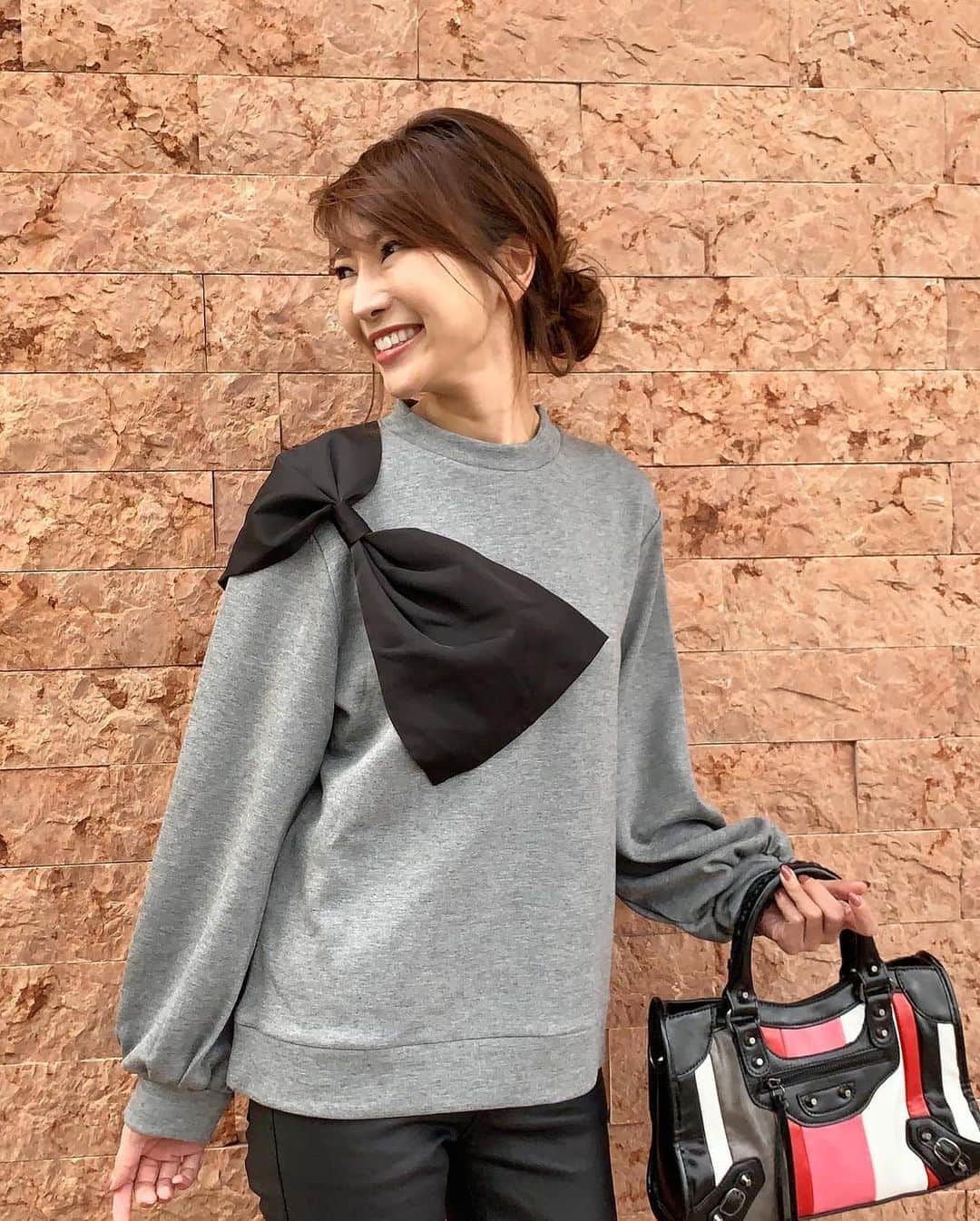 Yumiko Obaさんのインスタグラム写真 - (Yumiko ObaInstagram)「#sp #人気商品　💫 * * 今年もやって来ました❣️ 毎年人気のレザーライクパンツの予約受付🐆✨🎶 * * ワンピやスカートのレイヤードコーデに使えるレザーレギンスも変わらず人気なのですが、パンツとして普通に履けちゃうこちらはサイズも豊富に揃っています💁‍♀️S.M.L.XL👌👌💋🙌 * * 伸縮性goodですが、肉感を拾い過ぎない素材なので一本あると秋冬はとても使えるアイテムですよん★ * * * * * ____________________________________________________💐 ❤︎stylepoint❤︎ 即納品、SALE品のみでご購入下さると 即日発送🔜🔜🔜🛒🛍📦🏠 * * 予約商品と一緒にご購入されますと、予約商品が揃ってからの発送になります⚠️⚠️⚠️ * * 別発送をご希望の場合はこちら💁‍♀️ ⬇️ ⬇️ info＠stylepoint.jp お気軽にお問い合わせください☺️💖 ____________________________________________________💐 * * * * * ____________________________________________________💐 🛍postへのタグ付けからshop NOW🛒❣️ ✈︎✈︎✈︎商品ページにすぐに飛べるようになっています。 プロフィールにはshopへのリンクがございます🌟 💌お問い合わせはメールにてinfo@stylepoint.jp ____________________________________________________💐  #大人コーディネート #大人コーデ #大人女子 #大人ファッション #大人カジュアル #大人カジュアルコーデ #大人女子コーデ #ファッション #コーディネート #今日のコーデ #本日のコーデ  #レザーパンツ #スキニーパンツ #スキニーコーデ #モノトーンコーデ #ブラックコーデ #ootd4nylonjp #ootd #アラフォーコーデ #アラフォー #アラフィフ #アラフィフコーデ #アラフォーファッション #綺麗めコーデ  #セレクトショップ  https://stylepoint.jp」10月13日 22時21分 - stylepoint_jp