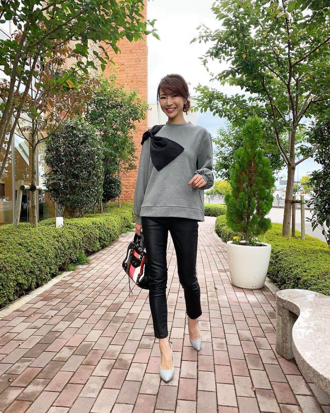 Yumiko Obaさんのインスタグラム写真 - (Yumiko ObaInstagram)「#sp #人気商品　💫 * * 今年もやって来ました❣️ 毎年人気のレザーライクパンツの予約受付🐆✨🎶 * * ワンピやスカートのレイヤードコーデに使えるレザーレギンスも変わらず人気なのですが、パンツとして普通に履けちゃうこちらはサイズも豊富に揃っています💁‍♀️S.M.L.XL👌👌💋🙌 * * 伸縮性goodですが、肉感を拾い過ぎない素材なので一本あると秋冬はとても使えるアイテムですよん★ * * * * * ____________________________________________________💐 ❤︎stylepoint❤︎ 即納品、SALE品のみでご購入下さると 即日発送🔜🔜🔜🛒🛍📦🏠 * * 予約商品と一緒にご購入されますと、予約商品が揃ってからの発送になります⚠️⚠️⚠️ * * 別発送をご希望の場合はこちら💁‍♀️ ⬇️ ⬇️ info＠stylepoint.jp お気軽にお問い合わせください☺️💖 ____________________________________________________💐 * * * * * ____________________________________________________💐 🛍postへのタグ付けからshop NOW🛒❣️ ✈︎✈︎✈︎商品ページにすぐに飛べるようになっています。 プロフィールにはshopへのリンクがございます🌟 💌お問い合わせはメールにてinfo@stylepoint.jp ____________________________________________________💐  #大人コーディネート #大人コーデ #大人女子 #大人ファッション #大人カジュアル #大人カジュアルコーデ #大人女子コーデ #ファッション #コーディネート #今日のコーデ #本日のコーデ  #レザーパンツ #スキニーパンツ #スキニーコーデ #モノトーンコーデ #ブラックコーデ #ootd4nylonjp #ootd #アラフォーコーデ #アラフォー #アラフィフ #アラフィフコーデ #アラフォーファッション #綺麗めコーデ  #セレクトショップ  https://stylepoint.jp」10月13日 22時21分 - stylepoint_jp