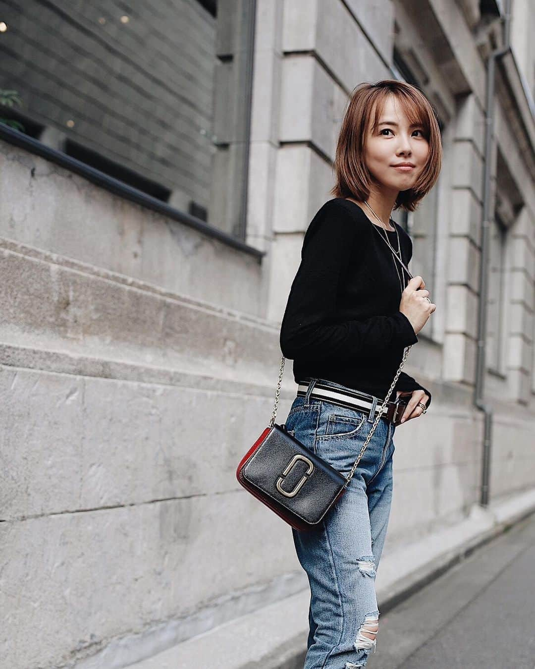 小松あやさんのインスタグラム写真 - (小松あやInstagram)「. お散歩コーデ🚶‍♂️ 　 tops @zara  bottoms @herencia_official  boots @odetteeodile  belt/bag @marcjacobs  　 今年はパワーショルダーと、 太めなデニムがお気に入り(๑´༥`๑) トップスはお気に入りすぎて、茶色も買いました← 　 私的にはお気に入りなんだけど、 旦那さんには 「なんかバブルだな」って言われます( ᐛ👐) 　 #お散歩コーデ #お散歩バッグ #プチプラコーデ #プチプラファッション #シンプルコーデ #着回しコーデ　#30代ファッション #デニムコーデ  #zaraoutfit #きょこ」10月13日 22時23分 - i_am_ayakomatsu