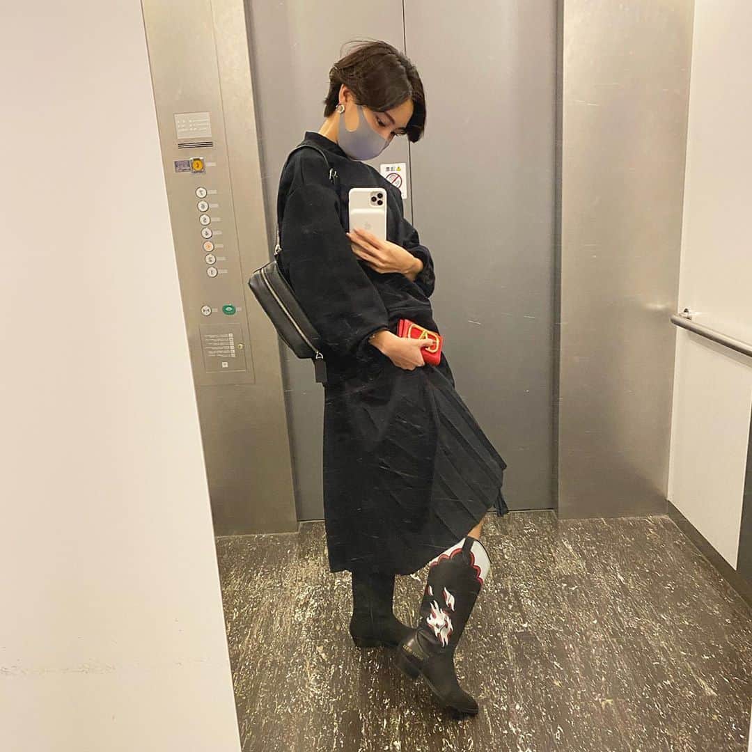 木村安梨沙のインスタグラム：「今年一番お気に入りのブーツを 見せたいがためにチラリズムしたが変なポーズ（笑） この日はワンピースに上からスウェットを着て 旦那さんのbagを拝借🤫🤍 お気に入りのコーディネート❣️❣️」