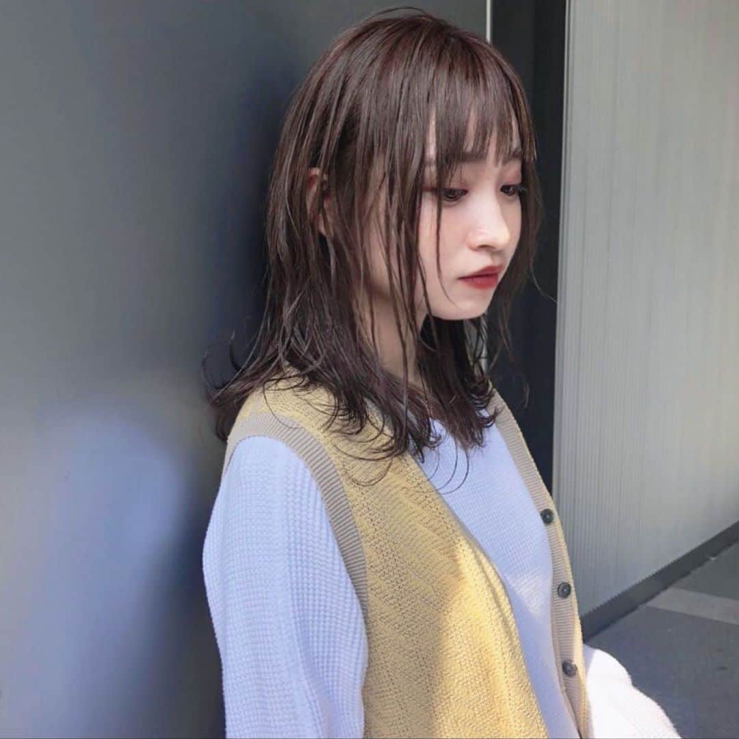 内海里来のインスタグラム：「撮影でやってもらったメイクもヘアスタイルも素敵すぎて毎日お願いしたい🤤💭　﻿ ﻿ 貴重な経験をさせていただきありがとうございました✨﻿ ﻿ ﻿ ﻿ ﻿ #オフショット #ヘアスタイル #ヘアカタログ #巻き髪 #ブラウンメイク #メイクアップ #へああれんじ #ヘアカラー #サロモ #salonmodel #instalikes #shootingday #photooftheday #tbt #hairstyle #l4likes #lfl」