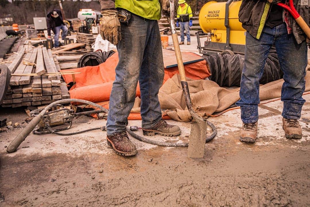 チペワさんのインスタグラム写真 - (チペワInstagram)「Physically demanding jobs need a boot that delivers.   #chippewaboots #thebestbyfar #loggerboots #construction #concrete」10月13日 22時30分 - chippewaboots