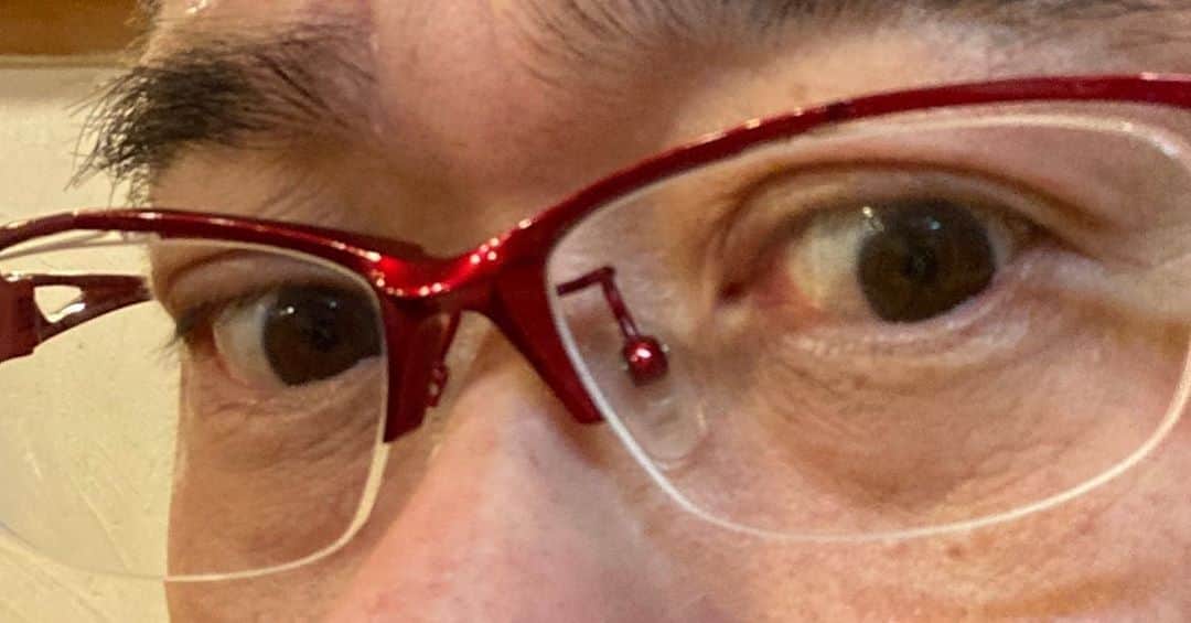 佐藤竜雄さんのインスタグラム写真 - (佐藤竜雄Instagram)「初心に帰って赤メガネを新調。レンズ調整しっかりしたので前よりくっきり #鯖江 #スペシャライズ #フレーム赤」10月13日 22時31分 - seitenhyohyo