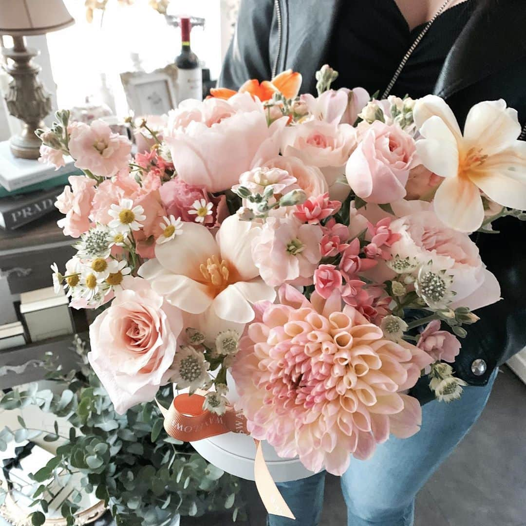 Florist.janeさんのインスタグラム写真 - (Florist.janeInstagram)「#블스박스 🧡   . . . .  . 👆🏻블스 주문건 경우 배송료는 모두 별도 입니다. . ✌🏻배송 시간은 매번 달라지는 교통 상황에 따라 정각에 맞출  수 없으며 대략적인 시간대에 배송해드립니다.(ex 1시-2시)  👌🏻상품 문의시 원하시는 작품 캡쳐후 문의주시면 빠르게 답변도와드리겠습니다💕  🤟🏻매번 달라지는 꽃 시장 상황에따라 샘플 사진과 100% 동일하게 제작은 어렵습니다. 최대한 비슷하게 또는 사진 보다 더욱 예쁘게 제작해드리니 전적으로 플로리스트 의견을 믿어주세요 🙏🏻  .  . . . . . #블루밍스완 #꽃스타그램 #꽃집 #강남꽃집 #꽃배달 #강남꽃배달 #flowers #florist #선물스타그램 #꽃선물 #결혼기념일 #기념일선물 #여자친구선물 #와이프생일 #생일선물 #생신선물 #청담동꽃집 #논현동꽃집 #압구정꽃집 #연예인서포트 #연예인꽃선물 #프로포즈 #데일리스타그램 #플라워레슨 #플로리스트학원」10月13日 22時34分 - jane.florist