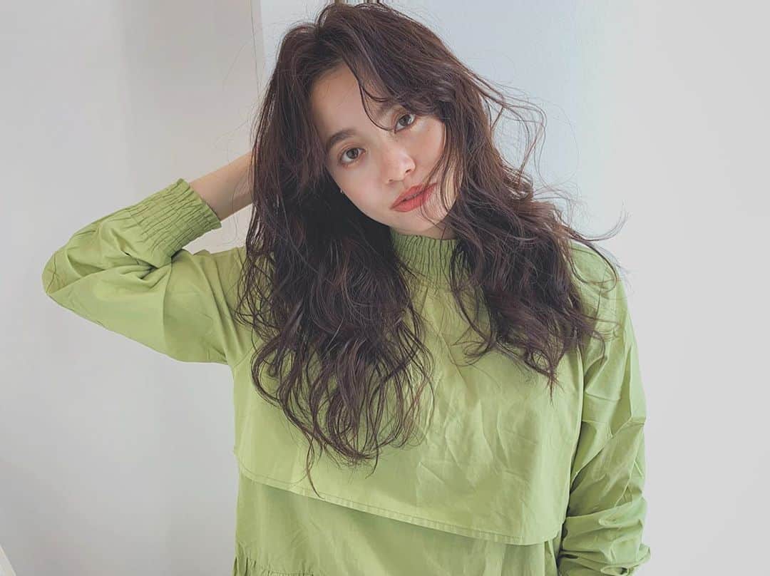 鮫島邦明のインスタグラム：「最近洋服を毎回選んでから撮影スタート してます^_^  洋服を探しているとイメージのあるものと あまりないものがあるなとなんていうか ヘアをスタイリングで合わせれるものと ベースの時点で決まっているもの カットやカラーで合わせれるもの  なのでスタイリングだけであわして個性が出るスタイルと  もう何もできないスタイルがあるね  昔じゃぁ見えないものが今だから見える 最終的にお客さんの満足を高めること それだけをやり続ければいいんやなと再確認  新しい提案が見える もっとやろう自分がやりたいから  #似合わせ #似合わせカラー #似合わせカット  #梅田美容室＃美髪サロン #avance  #シャークヘア」