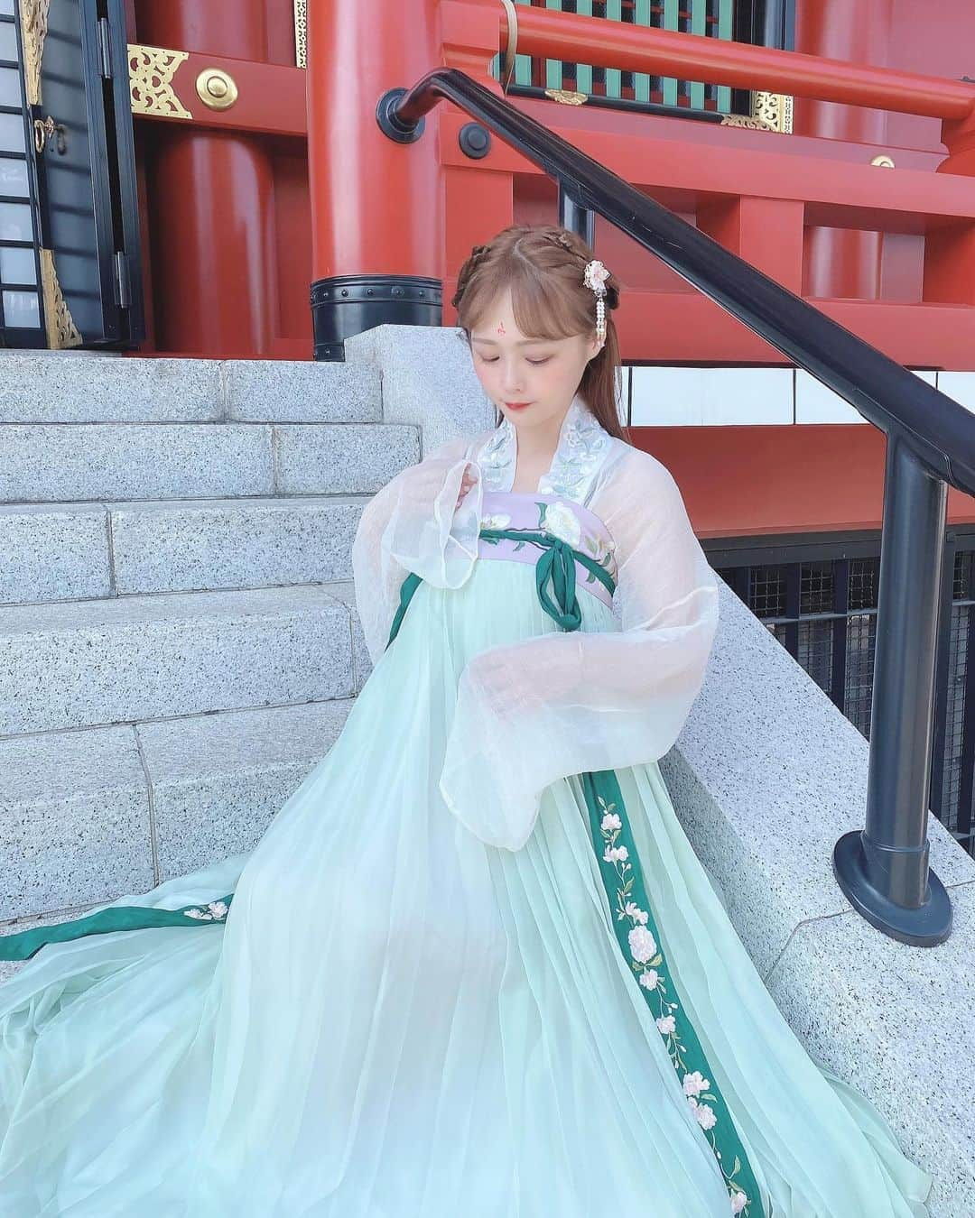 計良日向子（ひなひ）さんのインスタグラム写真 - (計良日向子（ひなひ）Instagram)「. . 人生初の漢服です(*´ω｀*)✨✨ @kankoubou09 であみみと 体験させてもらったよ♡ . . . 中国ぽい髪型も可愛くやって もらいました！！ どおかな😌？ . . . ずっと浅草来たら着物か浴衣 だったから、新鮮で嬉しい💕 . . . #漢工房 #漢服 #漢服レンタル #漢服アレンジ #韓国スタイル #着付け体験 #東京漢服レンタル #漢服ヘアアレンジ #浅草 #pr」10月13日 22時45分 - kerahinako1105