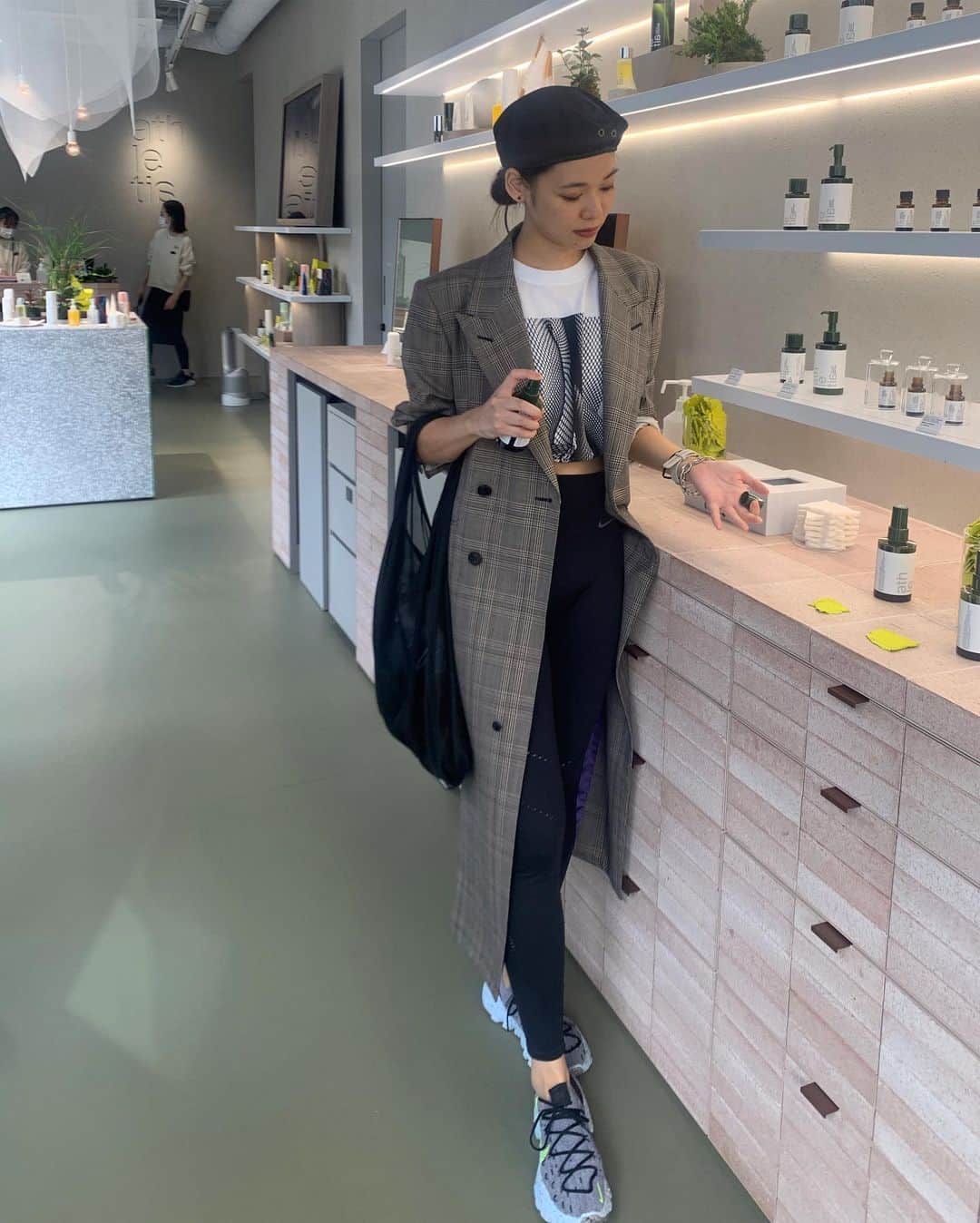 のインスタグラム：「秋のレギンスコーデ🎑 ポイントは、もちろん網タイツT〜〜  東京都写真美術館で一目惚れして買っちゃった。 まだまだ暑い日は、網Tで攻めます🗑🗑  #autumn #fashion #daidomoriyama #nike #spacehippie #johnlawrencesullivan #art  #アスレティア #レギンスコーデ #ナイキ #スニーカー #東京都写真美術館 #ビズレジャー」