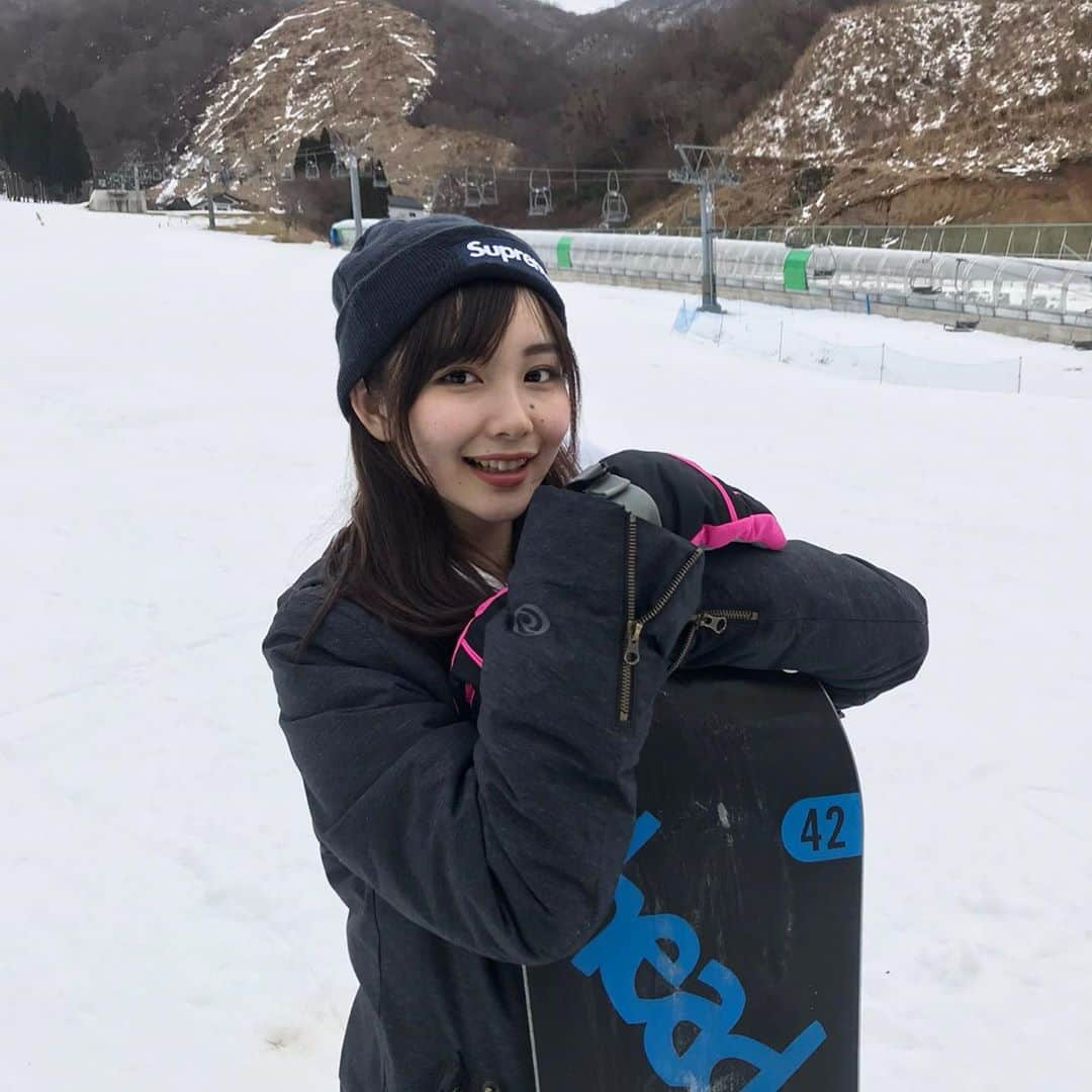 志茂彩奈さんのインスタグラム写真 - (志茂彩奈Instagram)「こんばんは！ 寒くなってきましたね🥶 ということで冬の写真を！！笑  去年の冬に初のスノボをしてきました！😎 めちゃくちゃ澄まし顔ですが、滑る系はほんまにド下手で😅 最後の動画見てもらえればわかると思うんですけどこんな感じ💁‍♀️💁‍♀️💁‍♀️ でも帰る頃にはスゥーと滑れるようにはなりましたよ？！笑 コロナが落ち着いたらまた滑りに行きたいです😏 ・ ・ 本日も投票、応援ありがとうこざいます😭✨ いつも元気もらっています😊 またお願いします🙇‍♀️🙇‍♀️ ・ ・ #ミスキャンパス同志社女子2020 #ミス同女 #ファイナリスト #ミスキャンパス #しもぽち #スノーボード#スノボ#スノボ女子#冬#アウトドア」10月13日 22時43分 - nayaas___