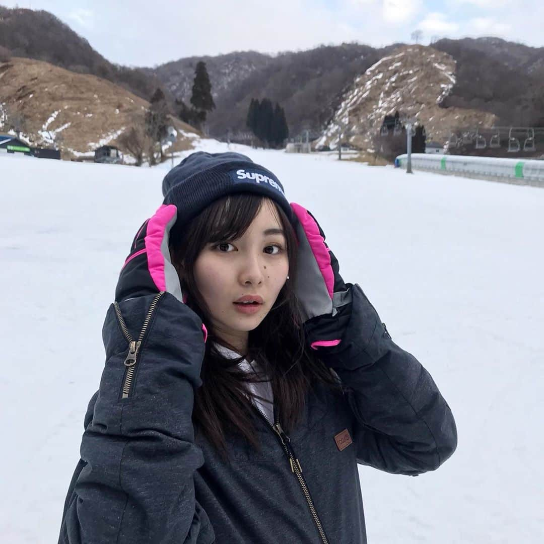 志茂彩奈さんのインスタグラム写真 - (志茂彩奈Instagram)「こんばんは！ 寒くなってきましたね🥶 ということで冬の写真を！！笑  去年の冬に初のスノボをしてきました！😎 めちゃくちゃ澄まし顔ですが、滑る系はほんまにド下手で😅 最後の動画見てもらえればわかると思うんですけどこんな感じ💁‍♀️💁‍♀️💁‍♀️ でも帰る頃にはスゥーと滑れるようにはなりましたよ？！笑 コロナが落ち着いたらまた滑りに行きたいです😏 ・ ・ 本日も投票、応援ありがとうこざいます😭✨ いつも元気もらっています😊 またお願いします🙇‍♀️🙇‍♀️ ・ ・ #ミスキャンパス同志社女子2020 #ミス同女 #ファイナリスト #ミスキャンパス #しもぽち #スノーボード#スノボ#スノボ女子#冬#アウトドア」10月13日 22時43分 - nayaas___