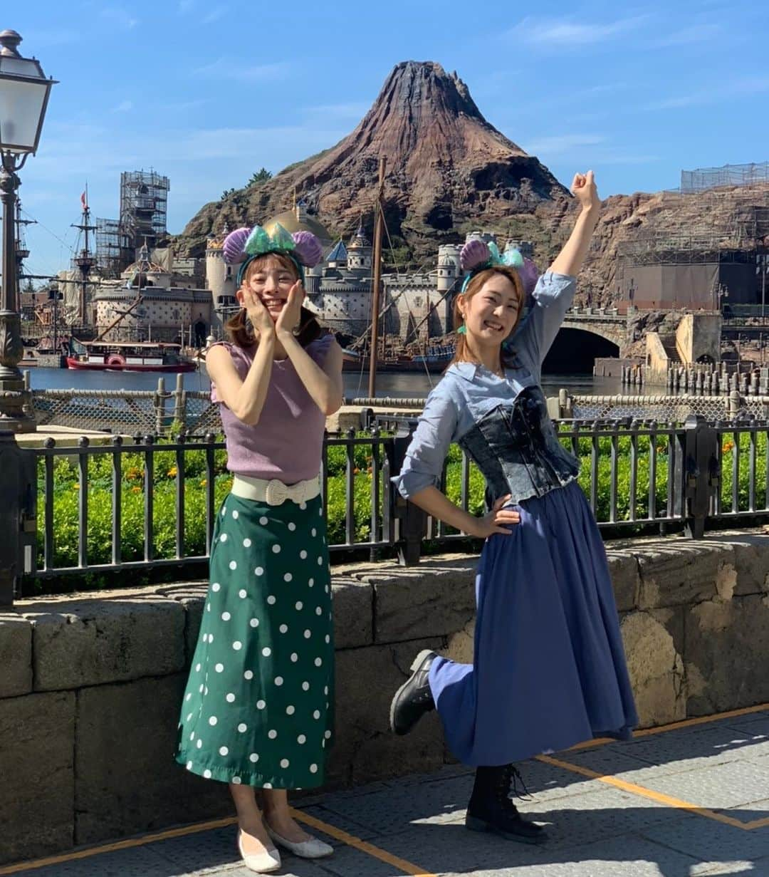 風輝駿さんのインスタグラム写真 - (風輝駿Instagram)「*﻿ ﻿ 先日のりりちゃん(@ririchan.212 )と行ったディズニーシーでの写真を遅ればせながら…📸﻿ 実は半年以上ぶりのディズニーシーだった😭💕﻿ ご覧の通り朝からハイテンションですね🤗(写真見返して思ったw)﻿ 私がずーっとやりたかったアリエルのバウンドコーデをやりました🧜‍♀﻿ 晴れ女発揮の晴天の下で撮った写真は大変映えておりまして💯笑﻿ 沢山撮りすぎてアルバム重くてですね🤭﻿ 開く度にLINE再起動するの😂﻿ ﻿ ﻿ ﻿ ﻿ ﻿ #潤奈すばる #98期﻿ #ディズニーシー #disneysea #disney﻿ #リトルマーメイド #アリエル﻿ #バウンドコーデ #アリエルコーデ #マーメイド #キスザガール﻿ ﻿ ﻿  ﻿ りりちゃんとのライブまであと1ヶ月‼️﻿ 今、2人でも各々でも素敵なものになるように煮詰めていってます🙌🏻 皆さまに楽しんで頂けるように頑張ります💪🏻✨」10月13日 22時54分 - shun.721.miki.125