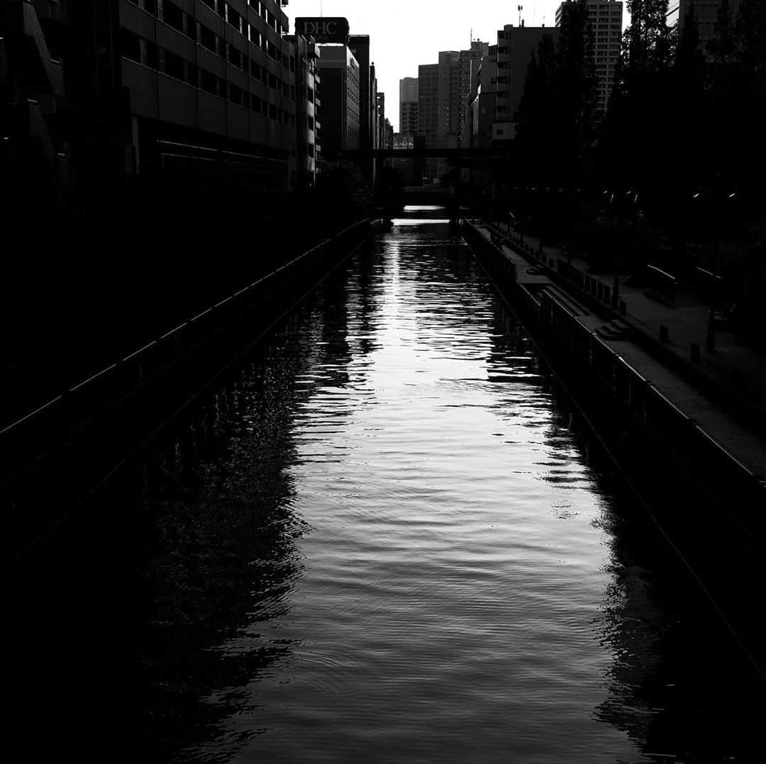 naotakeのインスタグラム：「川 - A stream / X-T2 & Snapseed, 20201014 . . きたるべきソロキャンプデビューに向け、セリアでグッズを買い揃える。 . . #spicollective #royalsnappingartists #infamous_family #rsa_main #infinity_photo_cult #2_fineart #jp_gallery_member #jp_gallery_bnw #trb_bnw #wp_bnw  #bnw_life #bnwlife_member #bnw_life_shots #bnw_captures #world_bnw #top_bnw #team_jp_ #team_jp_モノクロ #ig_energy_bw #ig_nihon #streetphotographybnw #igersjp #blackandwhite #bnw #bnwphoto #monochrome #bw #bnwphotography #今日もx日和 #fujifilm_xseries」