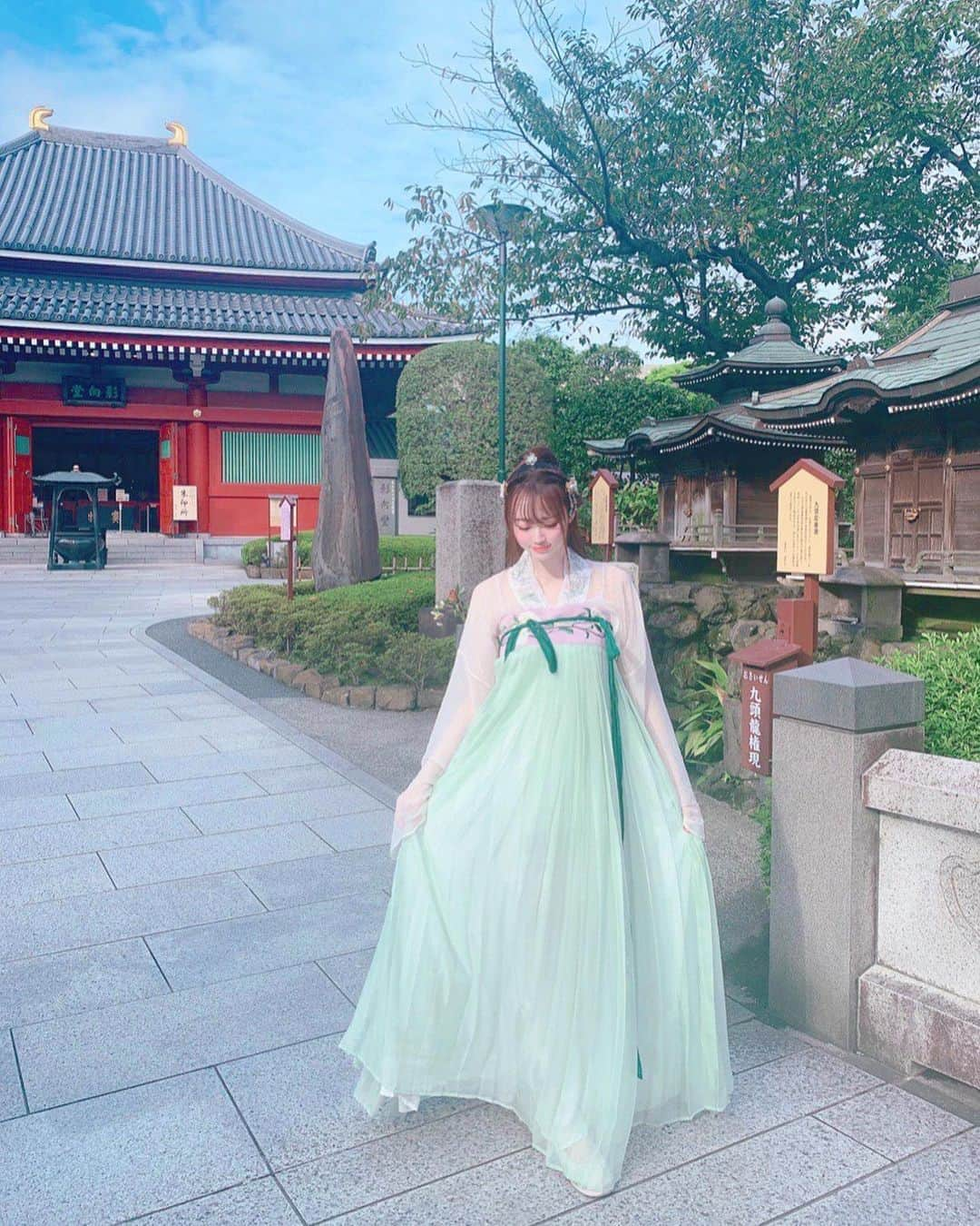 小越しほみさんのインスタグラム写真 - (小越しほみInstagram)「漢服全身こんなかんじ🇨🇳 ・ あったかい日でよかった🐼💞 ・ ・ ・ ・ ・ #漢服 #漢服レンタル #韓服 #韓服レンタル #浅草 #浅草観光 #浅草寺 #民族衣装 #民族衣装体験 #中国民族衣装 #日本観光 #asakusa #asakusatokyo #寺 #temple #コスプレ #オゴコスプレ #cosplay」10月13日 23時03分 - shihomi1129