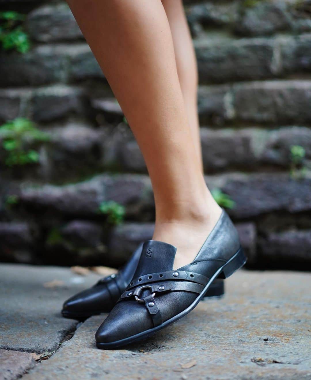 エンリーベグリンのインスタグラム：「Versatile, feminine and rock-chic! #henrybeguelin #shoes #anthracitegrey」