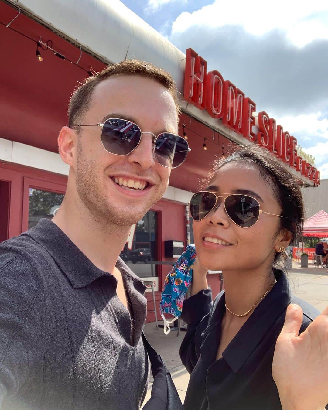 のインスタグラム：「@homeslicepizza  Probably the best New York style pizza in Austin!  Austinにある有名なピザ屋さんに行ってきました!   3種類しかないのに人が並ぶ名所で、写真に写っているのはMargarita pizza🍕薄めの生地にトロトロのチーズは病みつきになりますよー🤯✨  ＊ちなみに水がクソ高いので水筒持参をお勧めします(笑)多分3ドルぐらいだった(貴族の飲み物ですか?) #オースティン　#ピザ　#テキサス　# アメリカ　#アメリカ生活　#留学　#英語　#austin #austintx #pizza #うまい」