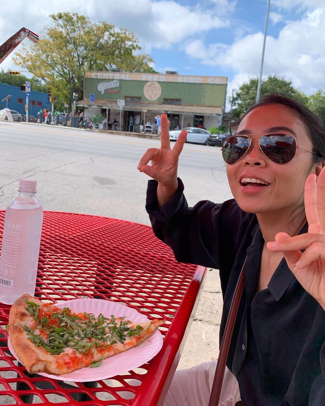 Narumi Shikiyaさんのインスタグラム写真 - (Narumi ShikiyaInstagram)「@homeslicepizza  Probably the best New York style pizza in Austin!  Austinにある有名なピザ屋さんに行ってきました!   3種類しかないのに人が並ぶ名所で、写真に写っているのはMargarita pizza🍕薄めの生地にトロトロのチーズは病みつきになりますよー🤯✨  ＊ちなみに水がクソ高いので水筒持参をお勧めします(笑)多分3ドルぐらいだった(貴族の飲み物ですか?) #オースティン　#ピザ　#テキサス　# アメリカ　#アメリカ生活　#留学　#英語　#austin #austintx #pizza #うまい」10月13日 22時57分 - naru_chan_official