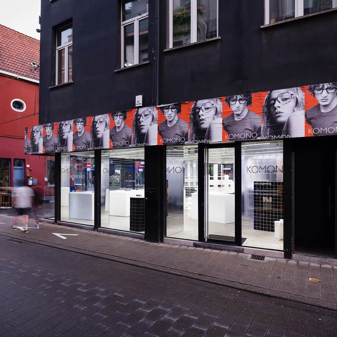 コモノさんのインスタグラム写真 - (コモノInstagram)「Welcome to our Flagship store in our hometown. Our Antwerp store was designed by the renowned @gonzalezhaase_aas and is located in the fashion district. Who has visited the store? 🤔  #komono #ikkoopbelgisch #wvdbm」10月13日 23時00分 - komono