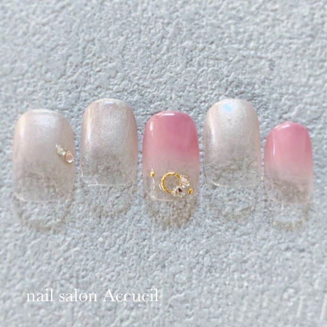 愛内みさのインスタグラム：「・ 新色のカラーでグラデーション○*❁ ﾟ･* ・ ୨୧┈┈┈┈┈┈┈┈┈┈┈┈  表参道徒歩5分のネイルサロン Accueil unautre ・ ◼︎平日　11:00〜21:00 ◼︎土日祝　11:00〜19:00 ・ ▫︎パラジェル追加料金なし ▫︎ 大人可愛いネイルサンプル700種以上！ ▫︎ カラーは300色以上からお選びいただけます。 ・ ◇平日11:00〜16:00受付のみ、 ネイルモデルさん募集しています❁ 詳細はDMからお問い合わせください⭐︎ ※デザインは当日にこちらからご用意したサンプルから選んでいただきます。 ・ ・ 《コロナウイルス対策》﻿ ▫︎医療機関用空間除菌機器の設置﻿ ▫︎お客様、スタッフのマスク着用徹底 ▫︎スニーズガードの設置による飛沫感染防止﻿ ▫︎施術毎の手洗い、手指消毒、使用器具消毒の徹底﻿ ・ ・ #オフィスネイル #表参道ネイル #秋ネイル」