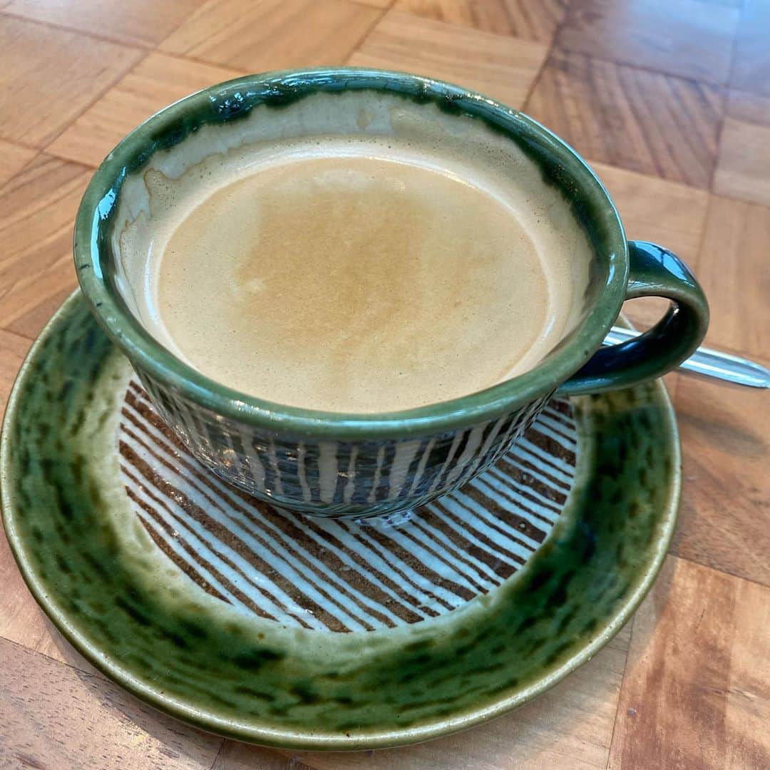 吉田奈央さんのインスタグラム写真 - (吉田奈央Instagram)「肌寒い日が増え、飲み物は アイスコーヒーからホットコーヒーになりました☕💭💕  暖房を使い始めると乾燥からか アイスコーヒーが飲みたくなる時もあるんですけどね☺️  今日もお疲れ様でした💐」10月13日 23時04分 - naoyoshida0903