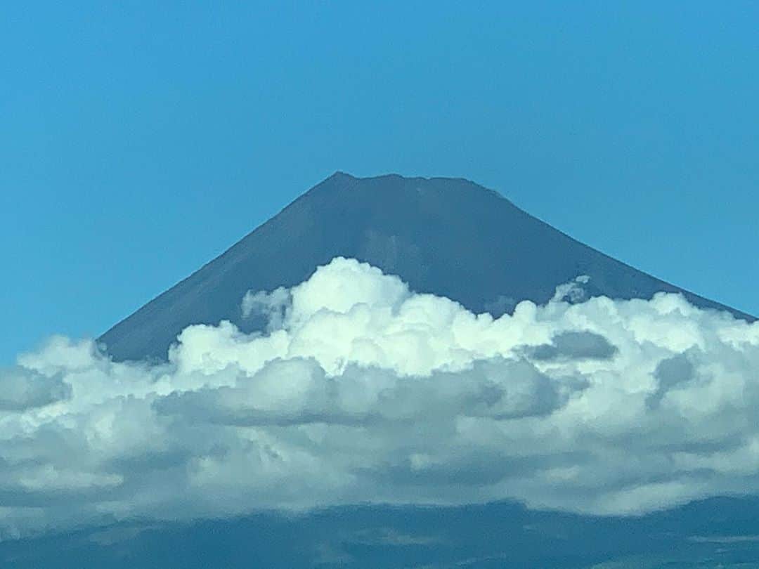 森田まりこさんのインスタグラム写真 - (森田まりこInstagram)「私、富士山🗻めっちゃ好きやねんで。覚えといてな！ ・ ・ #まだ雪が積もってない富士山 #それも好き🗻☁️ ・ #新幹線 #車窓から #E席が取れた時はラッキー🤞 #でも夜とか雨の時はC席がいいなー だって大概、途中で席立つしー #マーキング女子 ・ ・ ・ その昔、「私、新幹線から見る富士山好きやねん」と言った私に、 #井上安世　ちゃんは「別に富士山興味なーい」って言ってたのに、初めて新幹線から富士山見たときに、「え！こんなにデッカク見えるんやったん？」と言ってバシャバシャ写真撮ってキャッキャしてたよ。その後、富士山を待ち受け画面にもしてたよ。 #やすよは猫」10月13日 23時05分 - morita.mariko