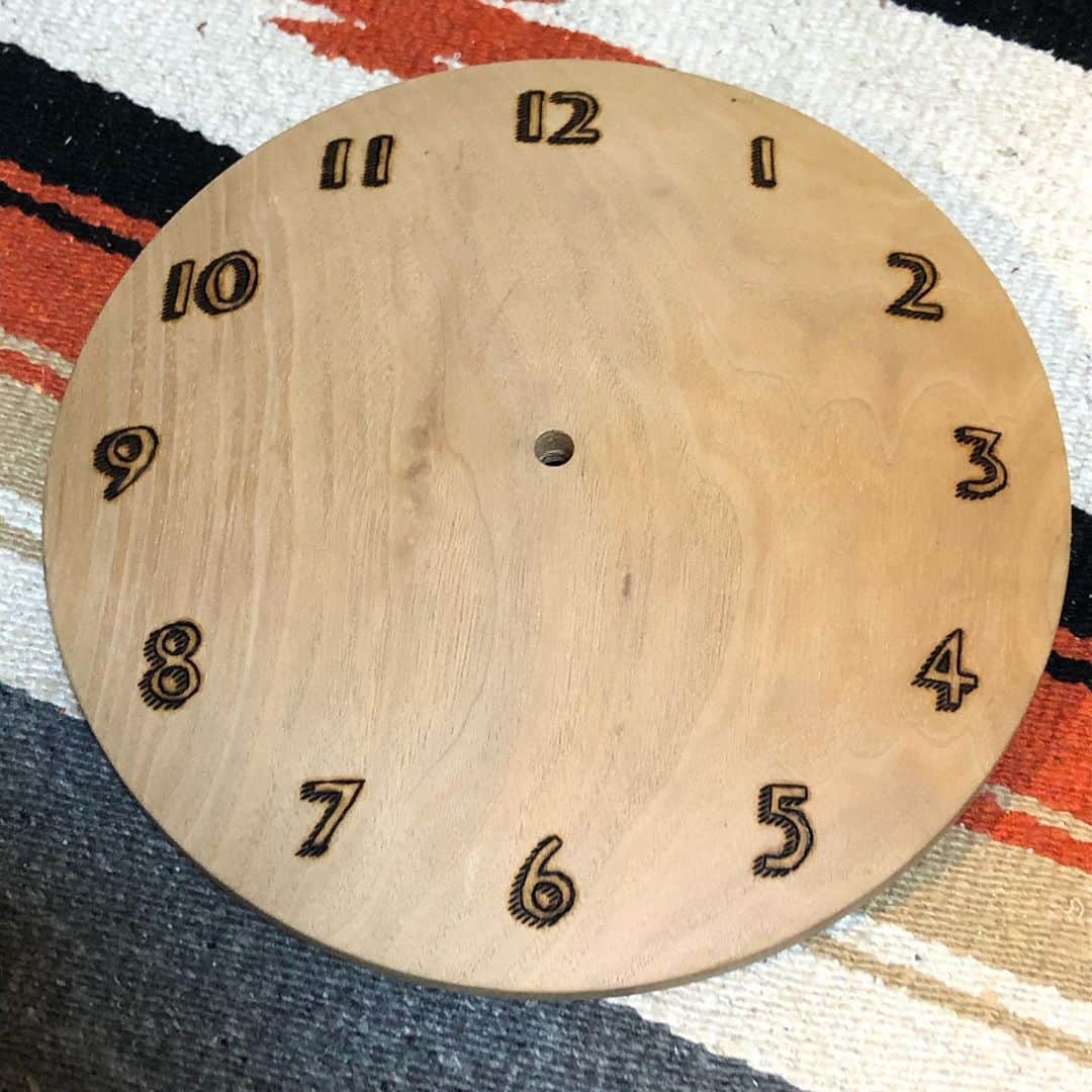 白數里子さんのインスタグラム写真 - (白數里子Instagram)「納品した時計達。  青梅市のTOKUワークショップの徳さんから依頼され、時計の文字盤デザインをしました。  見やすく、分かりやすく。  木の種類や木目によって、同じ文字も雰囲気が違って見える、全て一点モノ。 徳さん　@tokuworkshop  の展示会が定期的に行われているので、そちらで販売しています。  他の家具もとてもこだわりのある素晴らしい作品ばかりです。  お礼にと、徳さんが作っている　　@kazahanapacks  のキズあり訳ありカチをたくさん貰いましたー笑」10月13日 23時05分 - satopoppo1124