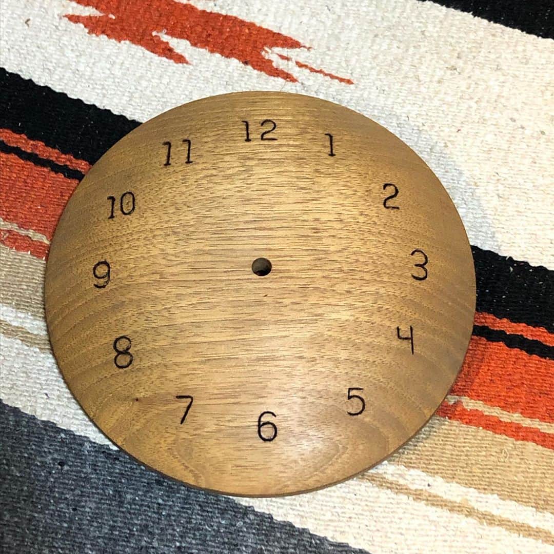 白數里子さんのインスタグラム写真 - (白數里子Instagram)「納品した時計達。  青梅市のTOKUワークショップの徳さんから依頼され、時計の文字盤デザインをしました。  見やすく、分かりやすく。  木の種類や木目によって、同じ文字も雰囲気が違って見える、全て一点モノ。 徳さん　@tokuworkshop  の展示会が定期的に行われているので、そちらで販売しています。  他の家具もとてもこだわりのある素晴らしい作品ばかりです。  お礼にと、徳さんが作っている　　@kazahanapacks  のキズあり訳ありカチをたくさん貰いましたー笑」10月13日 23時05分 - satopoppo1124