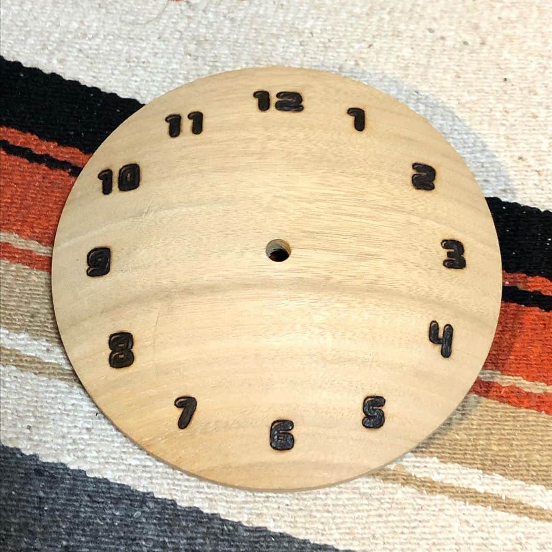 白數里子のインスタグラム：「納品した時計達。  青梅市のTOKUワークショップの徳さんから依頼され、時計の文字盤デザインをしました。  見やすく、分かりやすく。  木の種類や木目によって、同じ文字も雰囲気が違って見える、全て一点モノ。 徳さん　@tokuworkshop  の展示会が定期的に行われているので、そちらで販売しています。  他の家具もとてもこだわりのある素晴らしい作品ばかりです。  お礼にと、徳さんが作っている　　@kazahanapacks  のキズあり訳ありカチをたくさん貰いましたー笑」