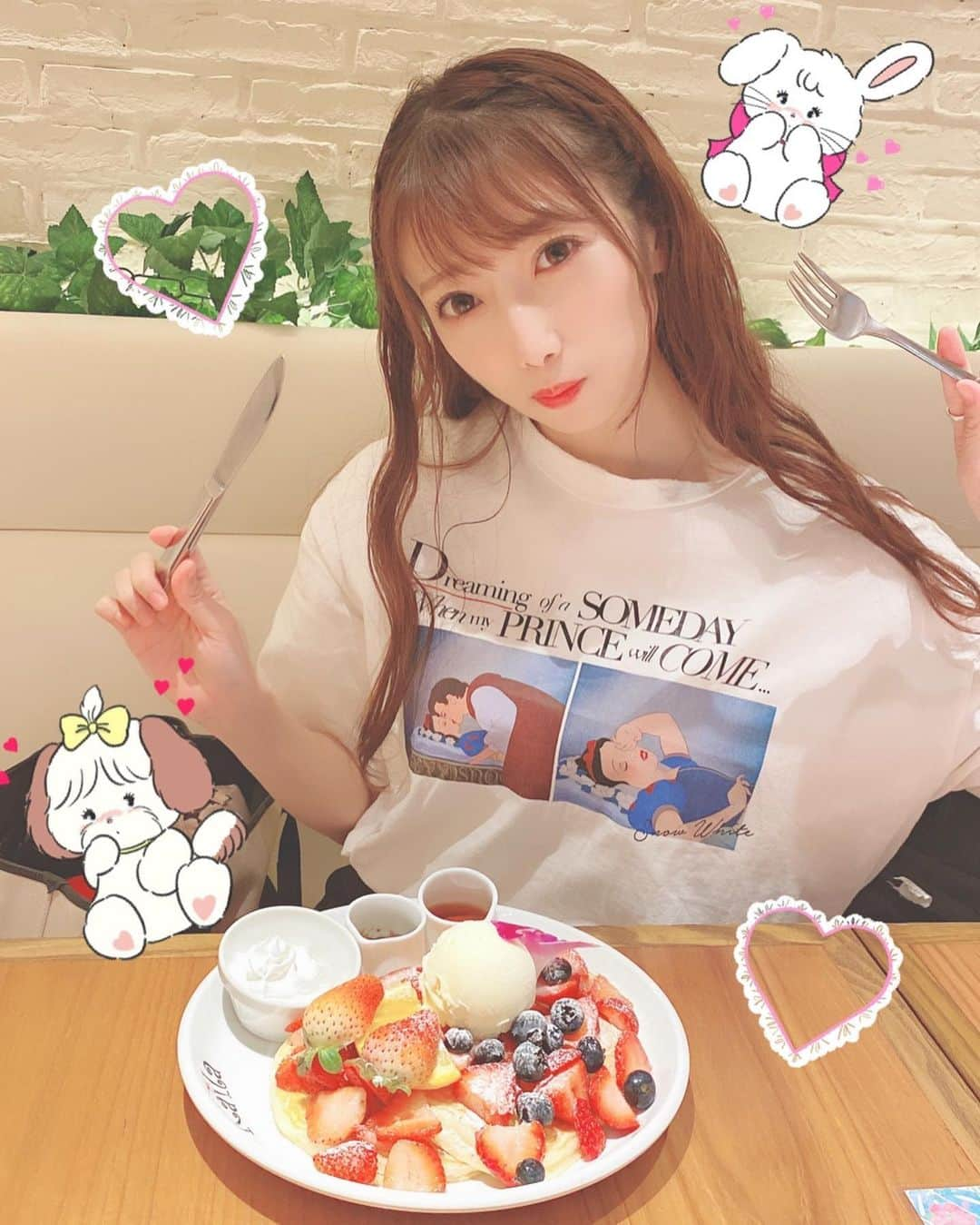 愛迫みゆのインスタグラム：「念願のパンケーキ🥞💕 いちごたっぷりのやつに しました、、、(*´ω｀*)🍓 . . 大好きみきぽんに久しぶりに ゆっくり会えました🐶💕 みきぽんから誘ってきてくれたんだよ可愛いよね自慢する。笑 . . 色んなこと語って楽しかった！ いつまでも仲間だし、こうやって 変わらず仲良くて慕ってくれるの 本当嬉しいしずっと大好き❤ . . またすぐあおうね🥰💓 早くまたライブも一緒に 出来ますように(*´ω｀*)🎤 . . #カフェ #パンケーキ #kaira  #アイドル　#虹色の飛行少女 #らぶどる #愛迫みゆ」