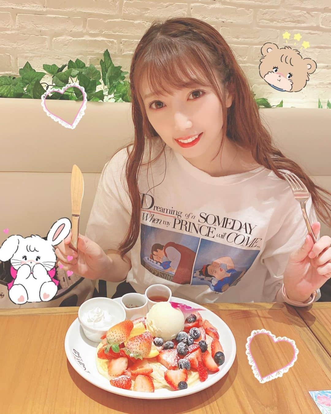 愛迫みゆさんのインスタグラム写真 - (愛迫みゆInstagram)「念願のパンケーキ🥞💕 いちごたっぷりのやつに しました、、、(*´ω｀*)🍓 . . 大好きみきぽんに久しぶりに ゆっくり会えました🐶💕 みきぽんから誘ってきてくれたんだよ可愛いよね自慢する。笑 . . 色んなこと語って楽しかった！ いつまでも仲間だし、こうやって 変わらず仲良くて慕ってくれるの 本当嬉しいしずっと大好き❤ . . またすぐあおうね🥰💓 早くまたライブも一緒に 出来ますように(*´ω｀*)🎤 . . #カフェ #パンケーキ #kaira  #アイドル　#虹色の飛行少女 #らぶどる #愛迫みゆ」10月13日 23時06分 - aisakomiyu