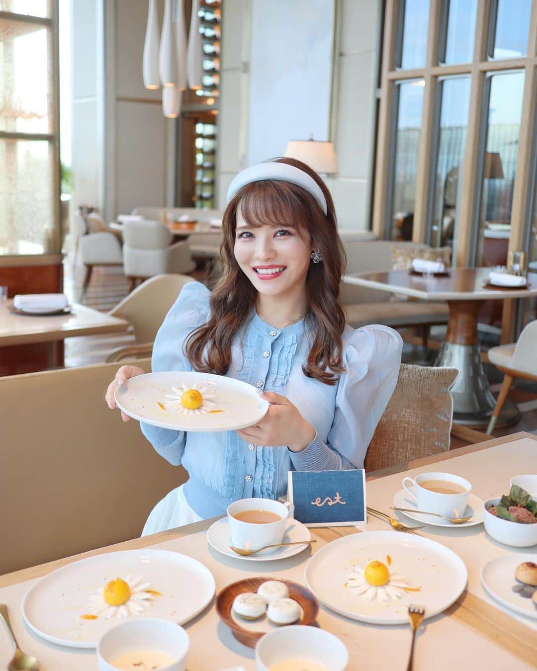 小沼瑞季さんのインスタグラム写真 - (小沼瑞季Instagram)「🧸🎂🌼💕﻿ ﻿ フォーシーズンズ東京大手町のestにて﻿ 大好きなもーみとちばゆかさんに﻿ お誕生日のお祝いをしてもらいました🎂🎉﻿ ﻿ ずっと行ってみたかったので﻿ めっちゃ嬉しかったな...🥰💕﻿ ﻿ どれも美味しくて見た目も美しくて✨﻿ お花のケーキ🌼、可愛すぎました🥺💖💖💖﻿ ﻿ ﻿ 2人のことが大好き🥺💕✨﻿ ずっと仲良くしてください🌹﻿ ﻿ ﻿ #afternoontea#est#tokyocafe#エスト#アフタヌーンティー#フォーシーズンズ東京大手町#大手町カフェ#大手町#カフェ#東京カフェ#애프터눈티#下午茶#お誕生日#誕生日ランチ#お祝い#みいきのカフェめぐり☕️🍰」10月13日 23時06分 - mizukikonuma