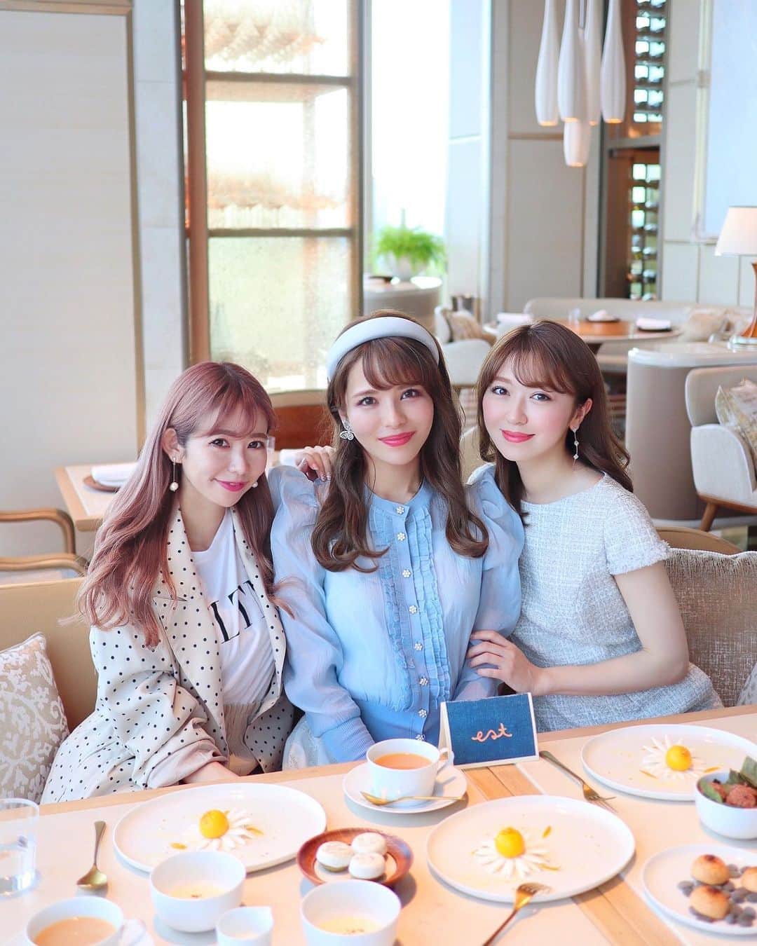 のインスタグラム：「🧸🎂🌼💕﻿ ﻿ フォーシーズンズ東京大手町のestにて﻿ 大好きなもーみとちばゆかさんに﻿ お誕生日のお祝いをしてもらいました🎂🎉﻿ ﻿ ずっと行ってみたかったので﻿ めっちゃ嬉しかったな...🥰💕﻿ ﻿ どれも美味しくて見た目も美しくて✨﻿ お花のケーキ🌼、可愛すぎました🥺💖💖💖﻿ ﻿ ﻿ 2人のことが大好き🥺💕✨﻿ ずっと仲良くしてください🌹﻿ ﻿ ﻿ #afternoontea#est#tokyocafe#エスト#アフタヌーンティー#フォーシーズンズ東京大手町#大手町カフェ#大手町#カフェ#東京カフェ#애프터눈티#下午茶#お誕生日#誕生日ランチ#お祝い#みいきのカフェめぐり☕️🍰」