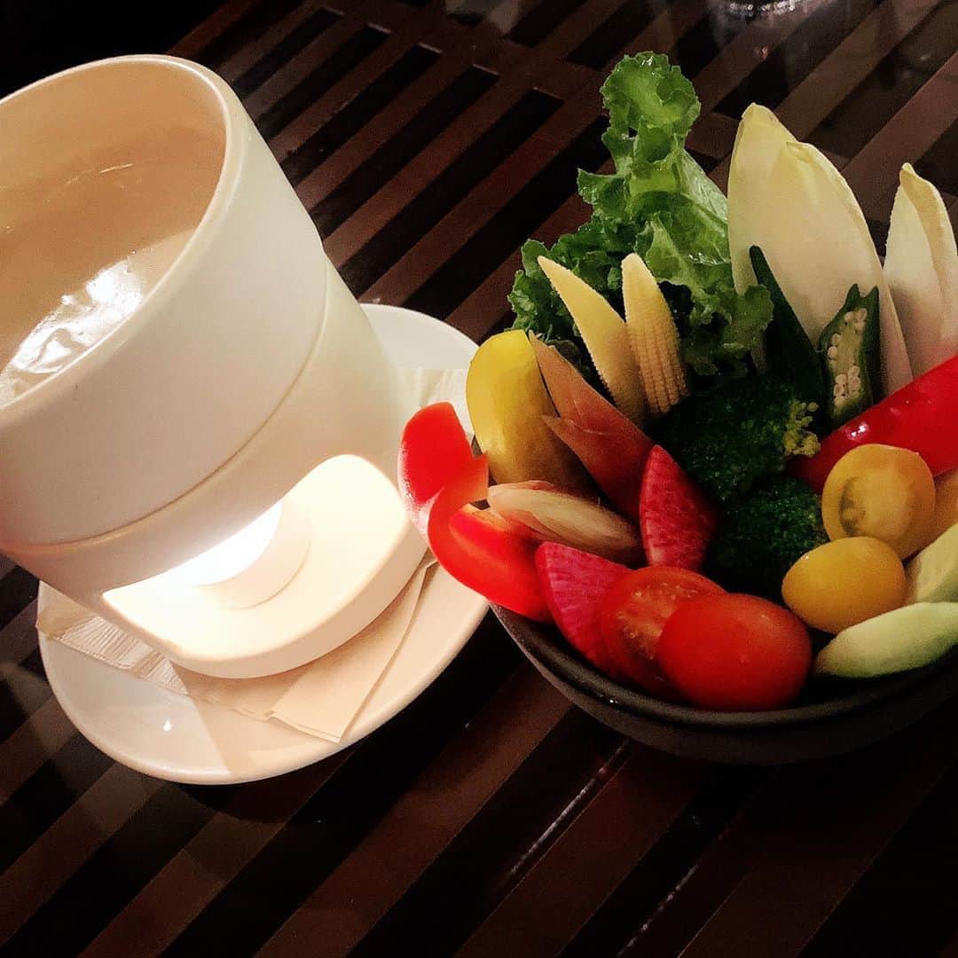 志村禎雄さんのインスタグラム写真 - (志村禎雄Instagram)「Mom  daddy  Sister ~dinner Time~   ママとお姉ちゃんとパパを  @bee8.shibuya  さんに連れていきました𖤣𖥧𖥣｡  12月の舞台で稽古などで離れちゃうのでパパとお姉ちゃんの誕生日をお先にお祝いしました！時間つくって楽しい時間◡̈⃝︎ みんなでwineで乾杯した瞬間はとっても幸せな気持ちになったな〜( ¨̮ )︎︎❤︎︎  Bee8さんのお店の雰囲気が大好き だしお酒も美味しいし、季節によって変わるメニューも食べ応えがあってとっても美味しいです( ఠ͜ఠ )   お友達や恋人との記念日や誕生日など色んなシーンで行ってみてくださいね！！   #Bee8 #渋谷ディナー #誕生日会」10月13日 23時06分 - s.dao_
