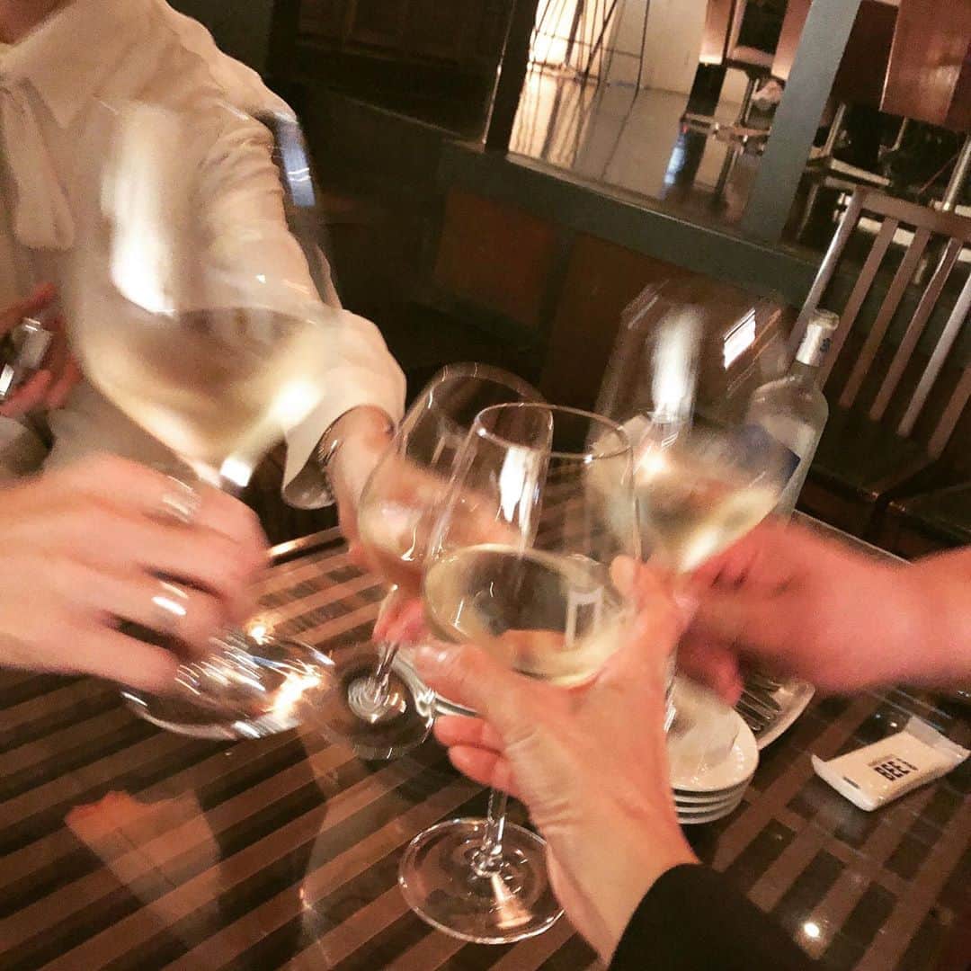 志村禎雄さんのインスタグラム写真 - (志村禎雄Instagram)「Mom  daddy  Sister ~dinner Time~   ママとお姉ちゃんとパパを  @bee8.shibuya  さんに連れていきました𖤣𖥧𖥣｡  12月の舞台で稽古などで離れちゃうのでパパとお姉ちゃんの誕生日をお先にお祝いしました！時間つくって楽しい時間◡̈⃝︎ みんなでwineで乾杯した瞬間はとっても幸せな気持ちになったな〜( ¨̮ )︎︎❤︎︎  Bee8さんのお店の雰囲気が大好き だしお酒も美味しいし、季節によって変わるメニューも食べ応えがあってとっても美味しいです( ఠ͜ఠ )   お友達や恋人との記念日や誕生日など色んなシーンで行ってみてくださいね！！   #Bee8 #渋谷ディナー #誕生日会」10月13日 23時06分 - s.dao_