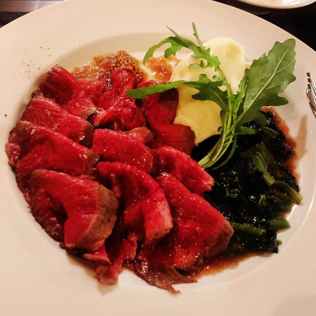 志村禎雄さんのインスタグラム写真 - (志村禎雄Instagram)「Mom  daddy  Sister ~dinner Time~   ママとお姉ちゃんとパパを  @bee8.shibuya  さんに連れていきました𖤣𖥧𖥣｡  12月の舞台で稽古などで離れちゃうのでパパとお姉ちゃんの誕生日をお先にお祝いしました！時間つくって楽しい時間◡̈⃝︎ みんなでwineで乾杯した瞬間はとっても幸せな気持ちになったな〜( ¨̮ )︎︎❤︎︎  Bee8さんのお店の雰囲気が大好き だしお酒も美味しいし、季節によって変わるメニューも食べ応えがあってとっても美味しいです( ఠ͜ఠ )   お友達や恋人との記念日や誕生日など色んなシーンで行ってみてくださいね！！   #Bee8 #渋谷ディナー #誕生日会」10月13日 23時06分 - s.dao_