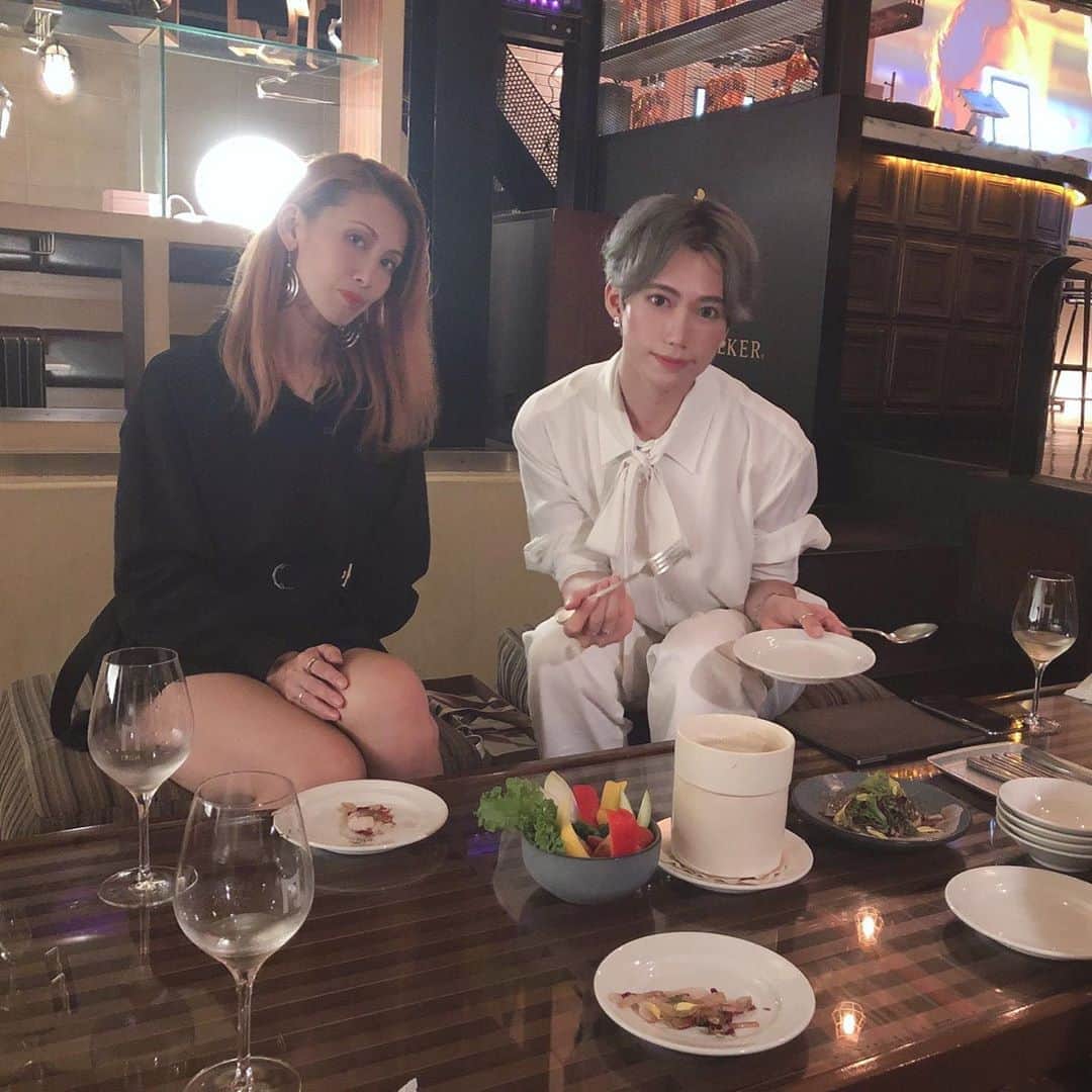 志村禎雄さんのインスタグラム写真 - (志村禎雄Instagram)「Mom  daddy  Sister ~dinner Time~   ママとお姉ちゃんとパパを  @bee8.shibuya  さんに連れていきました𖤣𖥧𖥣｡  12月の舞台で稽古などで離れちゃうのでパパとお姉ちゃんの誕生日をお先にお祝いしました！時間つくって楽しい時間◡̈⃝︎ みんなでwineで乾杯した瞬間はとっても幸せな気持ちになったな〜( ¨̮ )︎︎❤︎︎  Bee8さんのお店の雰囲気が大好き だしお酒も美味しいし、季節によって変わるメニューも食べ応えがあってとっても美味しいです( ఠ͜ఠ )   お友達や恋人との記念日や誕生日など色んなシーンで行ってみてくださいね！！   #Bee8 #渋谷ディナー #誕生日会」10月13日 23時06分 - s.dao_