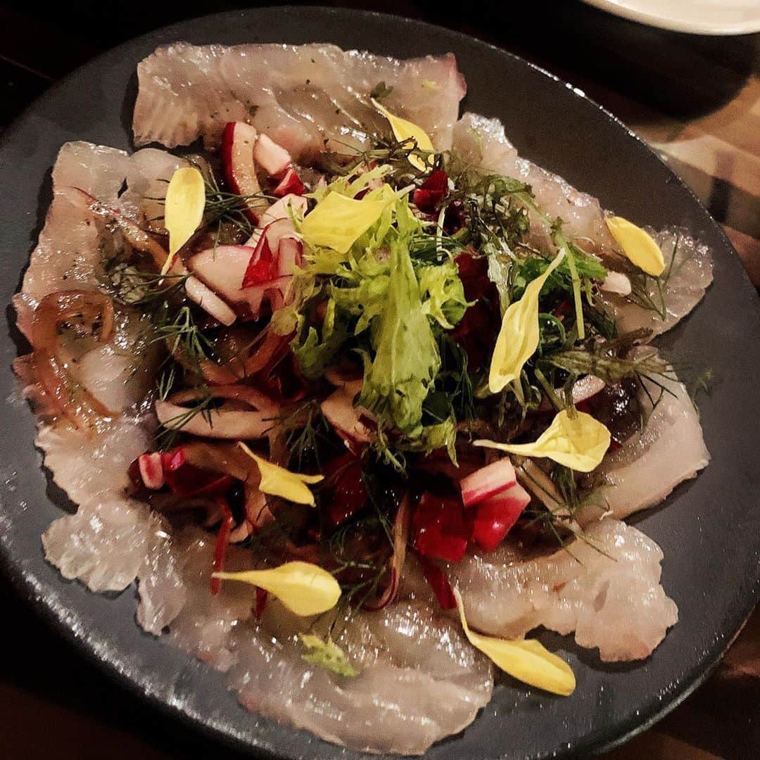 志村禎雄さんのインスタグラム写真 - (志村禎雄Instagram)「Mom  daddy  Sister ~dinner Time~   ママとお姉ちゃんとパパを  @bee8.shibuya  さんに連れていきました𖤣𖥧𖥣｡  12月の舞台で稽古などで離れちゃうのでパパとお姉ちゃんの誕生日をお先にお祝いしました！時間つくって楽しい時間◡̈⃝︎ みんなでwineで乾杯した瞬間はとっても幸せな気持ちになったな〜( ¨̮ )︎︎❤︎︎  Bee8さんのお店の雰囲気が大好き だしお酒も美味しいし、季節によって変わるメニューも食べ応えがあってとっても美味しいです( ఠ͜ఠ )   お友達や恋人との記念日や誕生日など色んなシーンで行ってみてくださいね！！   #Bee8 #渋谷ディナー #誕生日会」10月13日 23時06分 - s.dao_