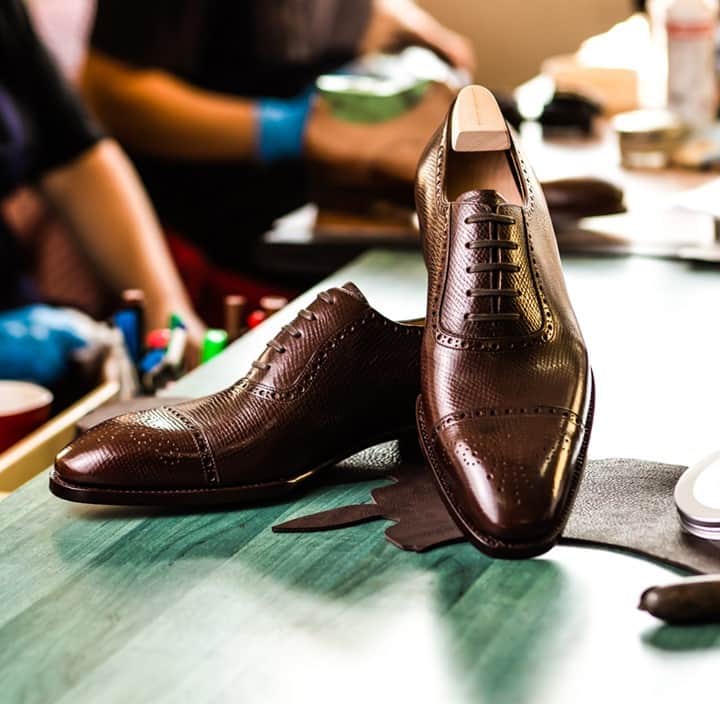 のインスタグラム：「Discover our vast range of possibilities & variations with our State Of The Art Online Configurator.⠀⠀⠀⠀⠀⠀⠀⠀⠀ ⠀⠀⠀⠀⠀⠀⠀⠀⠀ Beginn the journey of creating your personal pair and take your time to discover all the details that make each Saint Crispin's unique.⠀⠀⠀⠀⠀⠀⠀⠀⠀ ⠀⠀⠀⠀⠀⠀⠀⠀⠀ After you completed your order, we will personally get in touch with you to make sure everything is made to your liking & satisfaction. If you need any assistance with our MTO program, please don't hesitate to contact us anytime.⠀⠀⠀⠀⠀⠀⠀⠀⠀ ⠀⠀⠀⠀⠀⠀⠀⠀⠀ ⠀⠀⠀⠀⠀⠀⠀⠀⠀ #saintcrispins #handwelted #forgentlemenonly #masculinerefinement #forthediscerningfew #shoeporn #madetoorder #shoesarelife」