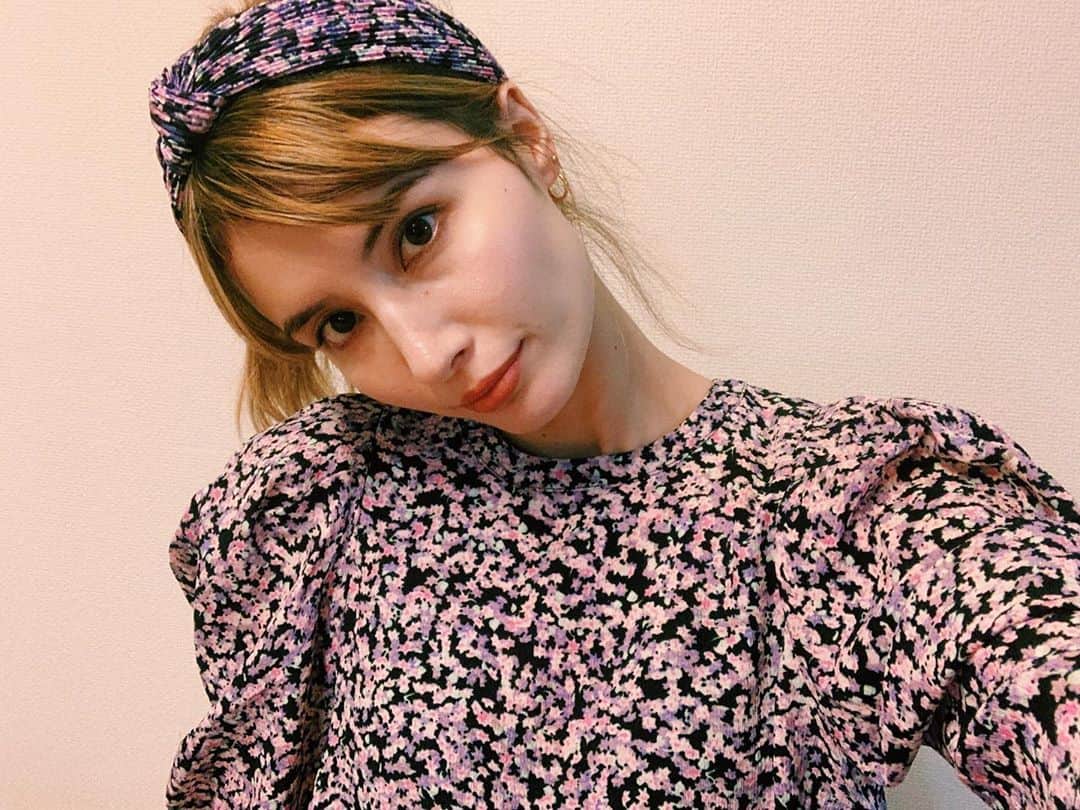 高松チェルシーリナのインスタグラム：「. 結局いくつになっても派手な色が好きなんだよね、私って。笑 そんな私も昨日で28歳になりました。 . #ootd#hm#flower#本日の私服#駅にいたら友達がすぐ見つけてくれたよ」