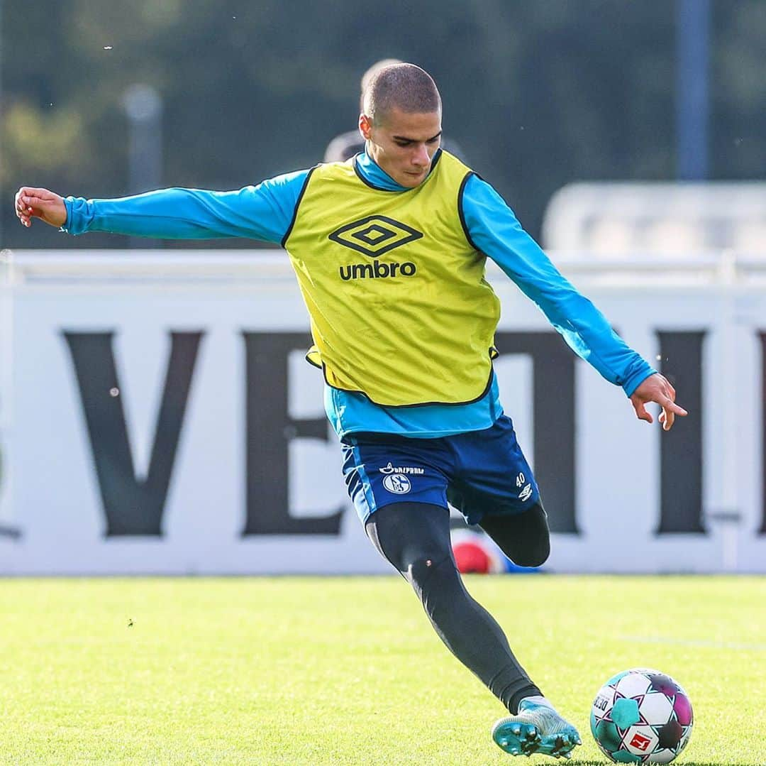 シャルケ04さんのインスタグラム写真 - (シャルケ04Instagram)「👟⚽️💥 🔜 #S04FCU . . #S04 #Schalke #Knappen #Training #Bundesliga #Football #Soccer #WirLebenDich #🔵⚪️ #S04FCU」10月13日 23時24分 - s04